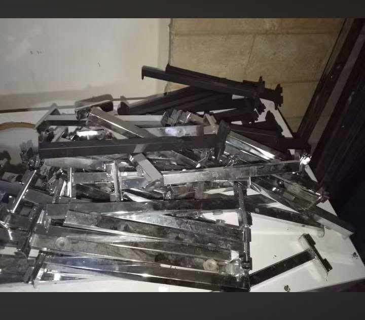 سلام عليكم رفوف جام مستعمل قليل عدد السكك 20 وعدد الجام 32 وعدد الحمالات 65 طالب عليهن 125 مكاني كركوك ،والي ايريد يستفسر ،عله هذه الرقم.  ***********
