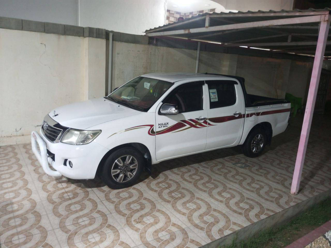 السلام عليكم تيوتا هايلوكس موديل 2013 سعودي شاصي 12 محرك جديد 100% كير اوتو تخم تاير صدر تبريد ثلج تدفئه داخليه سياره جديده وجاهزه شاشه كامره خلفيه داخل جديد بيها نص باب خلفي وباب البدي صبغ فقط والباقي جديد السعر 195$ بيها مجال مكان السياره الأنبار الرمادي جويبه/*********** الرمادي, الأنبار
