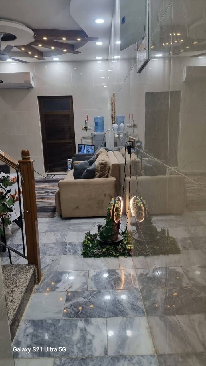 سلام عليكم 
مشتمل للبيع مساحة 75 متر واجه 4,80 نزال 15 شارع فلسطين محلة 506 قرب مثلجات رعد المنطقة كهرباء خصخصة مدخلين يحتوي الارضي صاله ومطبخ وهول وخدمات ومنور والطابق الأول يحتوي على ثلاث غرف نوم وخدمات للاستفسار الاتصال على الرقم( ***********)
او مراجعة مكتب دارك للعقار شارع فلسطين حي المستنصرية شارع مطعم بروكلي
