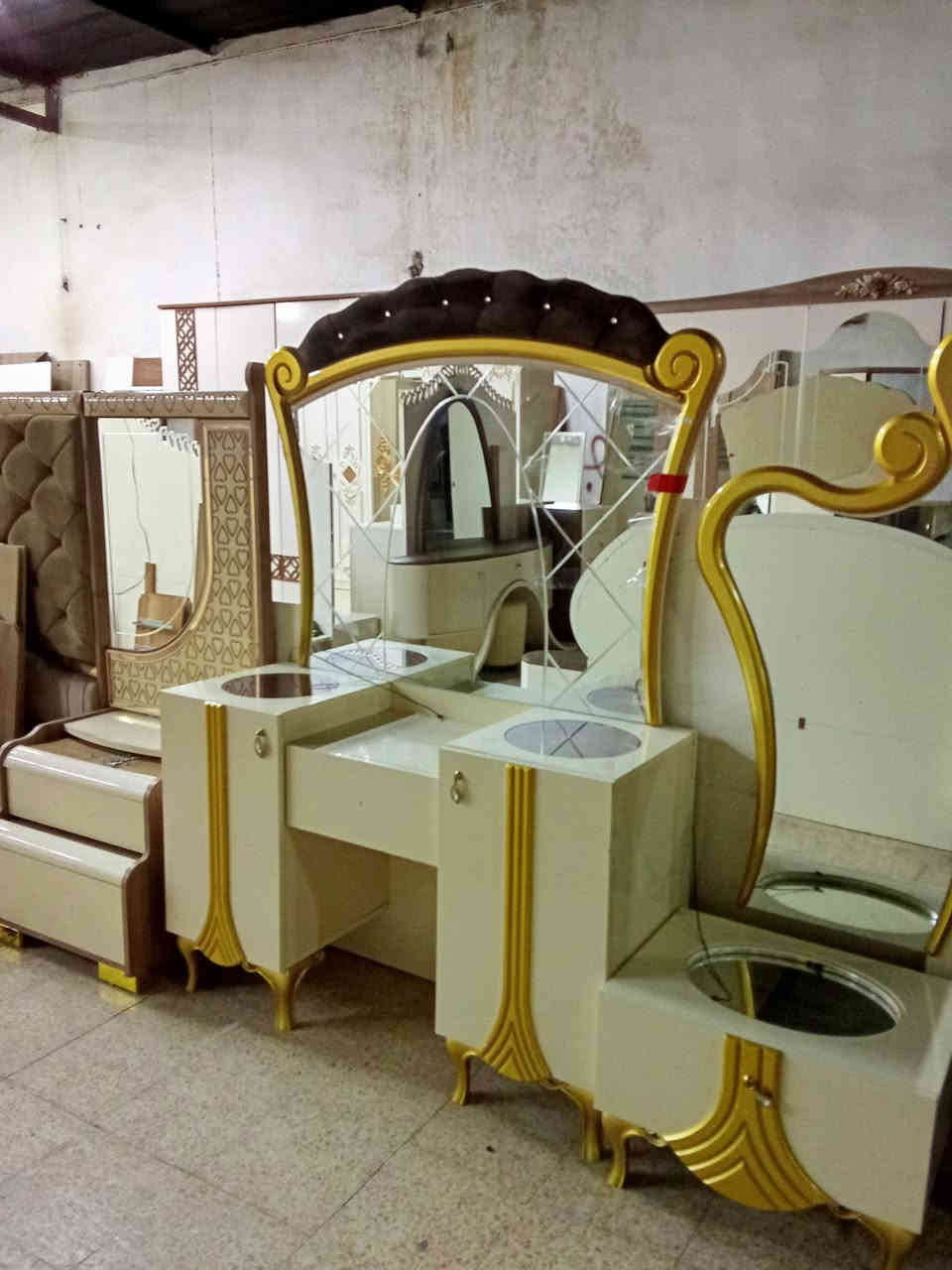 غرفه ملكي تسع قطع نظافتها 100 بل 100 

شد ونقل كامل داخل الموصل 

اي استفسار واتساب او صفحه المحل 

***********
***********
