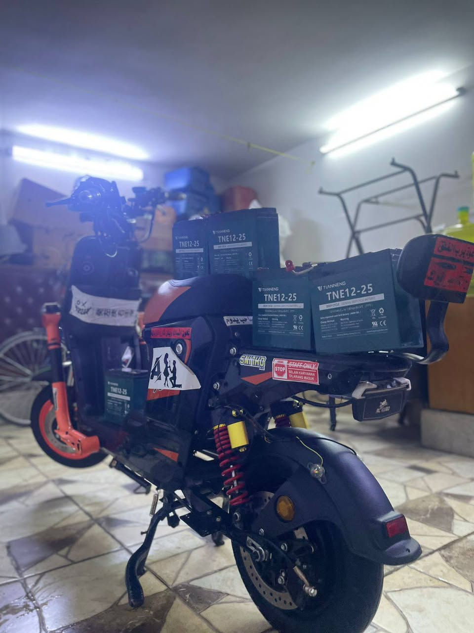 سلام عليكم اخوان دراجه شحن اكس 900بطاريات  خمسه بطاريات 25امبيرمالف 1500السعر 400او بي مجال
