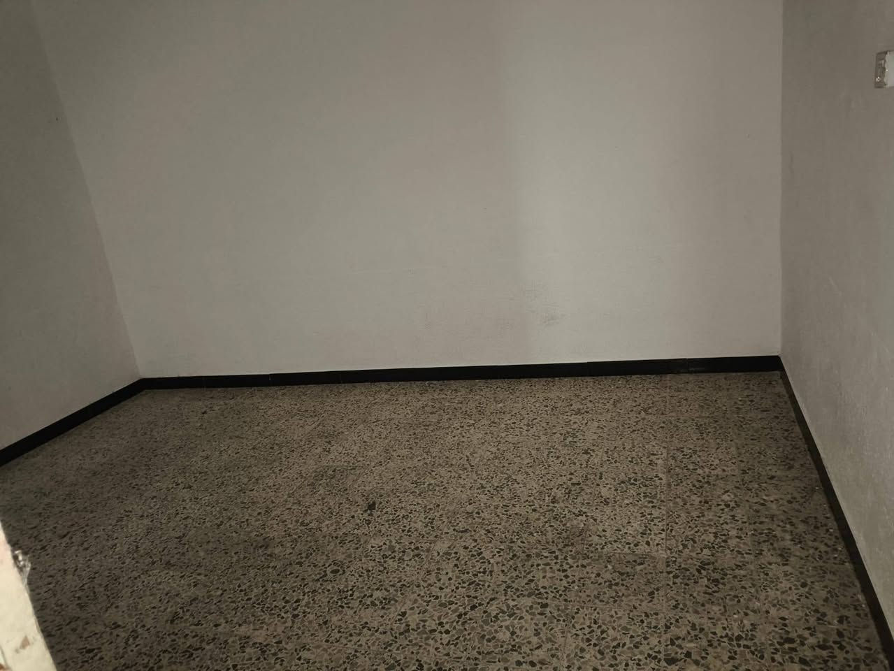 ١٠٠ متر غرفه وصاله ومطبخ وستقبال حمام داخل حمام خارج ماي كهربا مولد بيت كامل كله كاشي عالي عن الشارع حي النداء بصف شارع المكاتب قرب موقف الكيات بشارع المدرسه رهنه 20 مليون 

***********
رقم صاحب العقار
