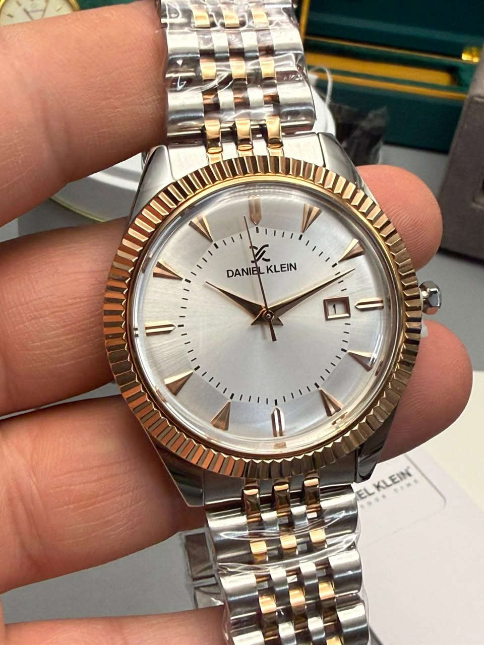 يبدأ المزاد من 40$ والرفعة أقل شيء 5$
 والسوم بالدولار$

🔴المواصفات : سبشل بريميوم اعلى فئات دانيل كلاين 
▫️ساعة أصلية موديل رسمي جميلة جدا 
▫️ عقارب أسنان القرش
▫️سير ستل ستيل مقاوم للصدأ لونيين
▫️مكنة كوارتز ياباني 
▫️مينة بيضاء مميزة
▫️منفذ تاريخ شهري
▫️مقاومة للماء 
▫️القطر 41 ملم

كامله المرفقات مع ظمان لمده عام


**إذا كنت صاحب هذا الإعلان وتريد حذفه لأي سبب، رجاءا أرسل رسالة إلى الدعم الفني**