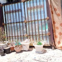 باب سلايت 3 متر وسياج حديد 8 متر يحتاجله بس صبغ 07709705130