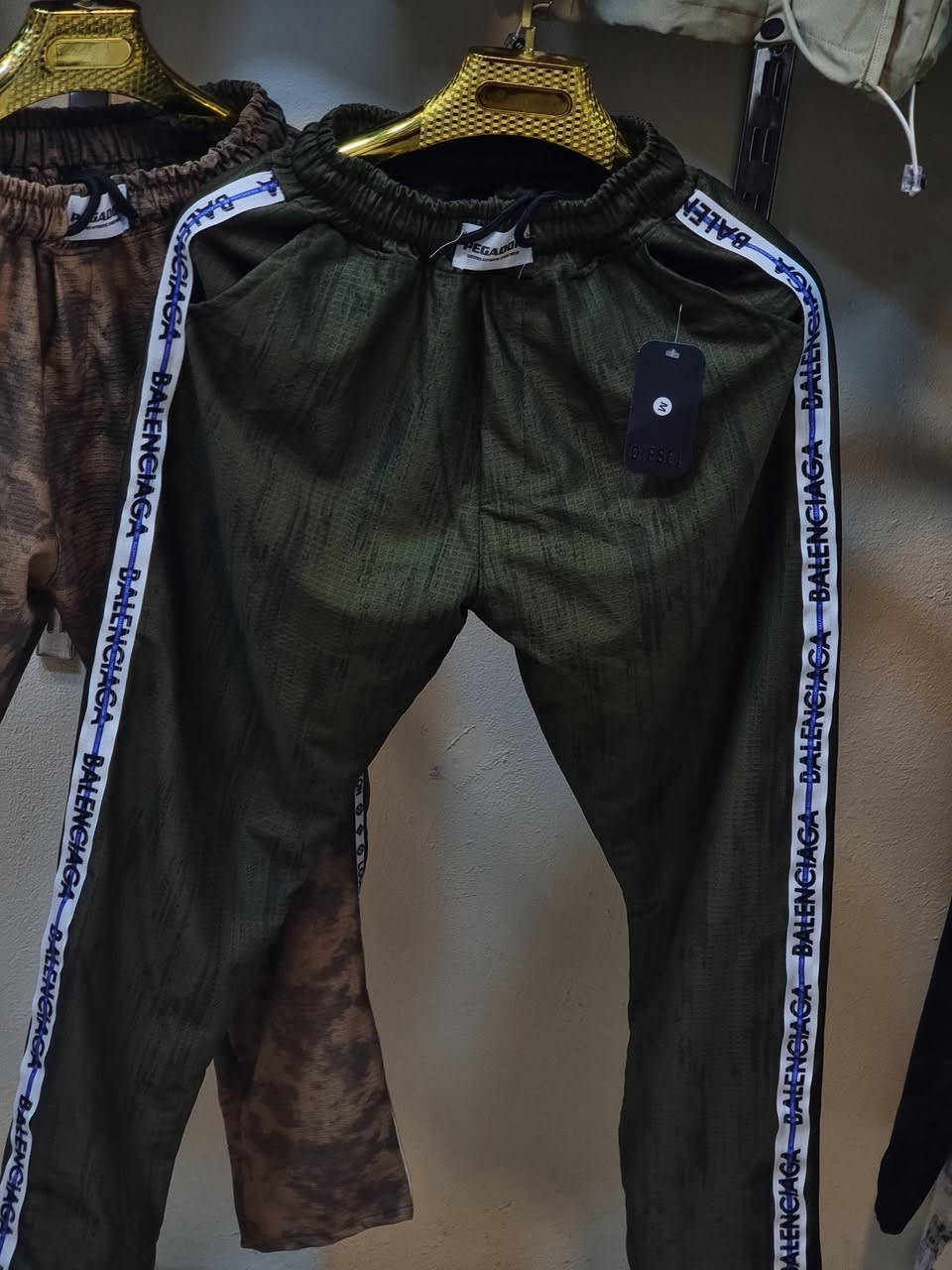 بجامه رجالي خامه ممتازه ب 5بس 🔥                 العنوان: – بلدروز – شارع المسعودية – مقابل معهد التراث
📞 رقم الموبايل: ***********     متوفر توصيل
