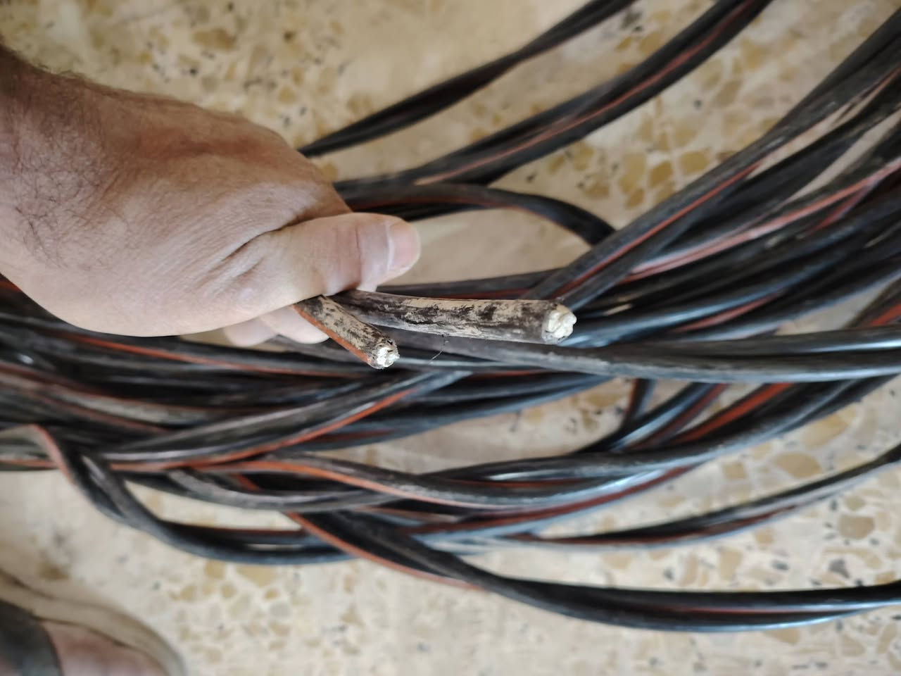 السلام عليكم
كيبل كهرباء طول 90 متر والسمك 35 سعر المتر 2500 وبي مجال


**إذا كنت صاحب هذا الإعلان وتريد حذفه لأي سبب، رجاءا أرسل رسالة إلى الدعم الفني**