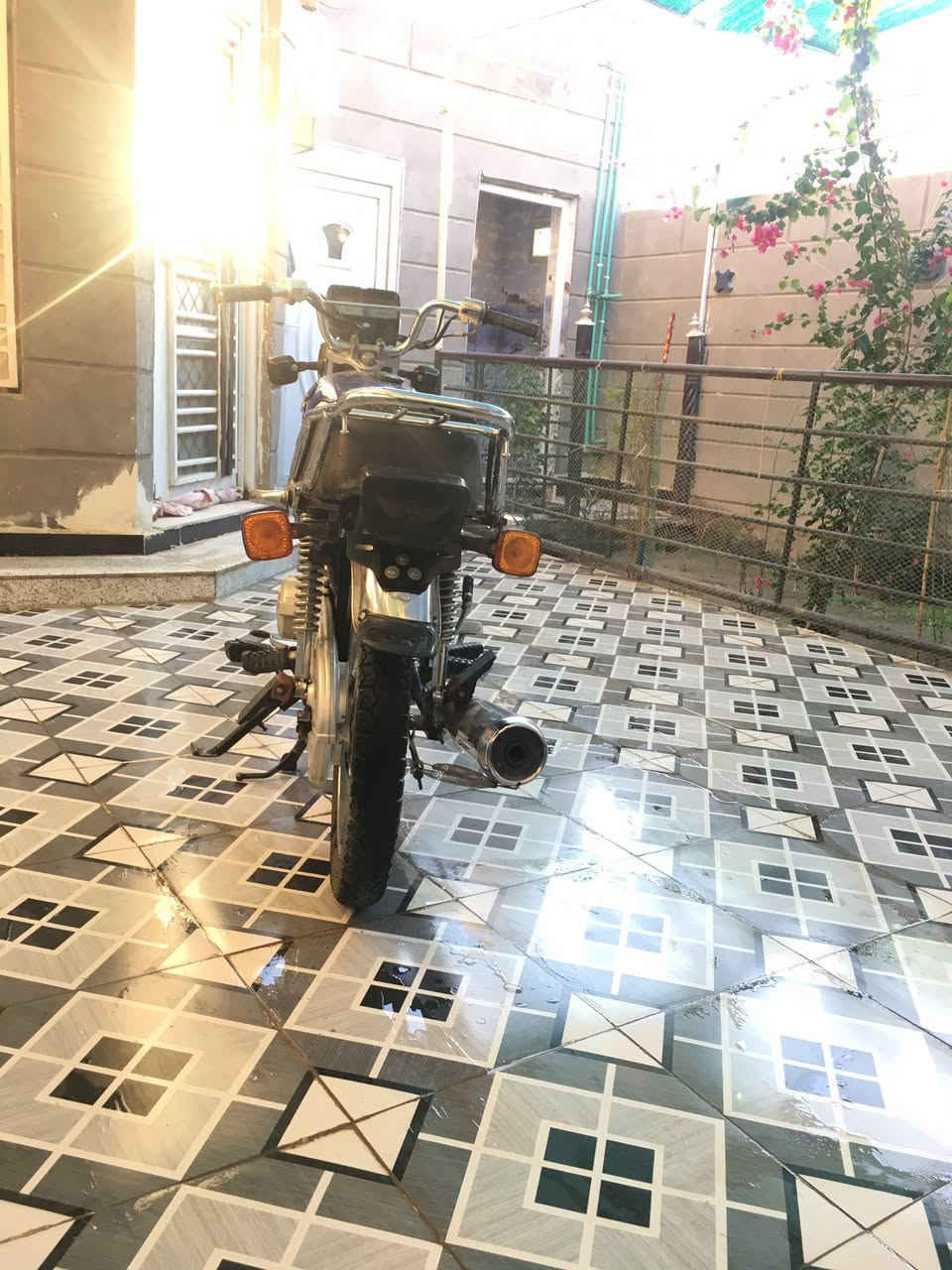 سلام عليكم دراجه نامه برو غطاس دراجه نقصها بس جاملخ  ويال نامه اصليات امامي خلفي من كلشي جاهزه شغل وروح وين ما يعجبك اوراق كامله اصولي موديل 21 سعر 750 وبيها مجال 
العنوان ديوانيه سنيه سياحي قرب سكه القطار الرقم ***********
