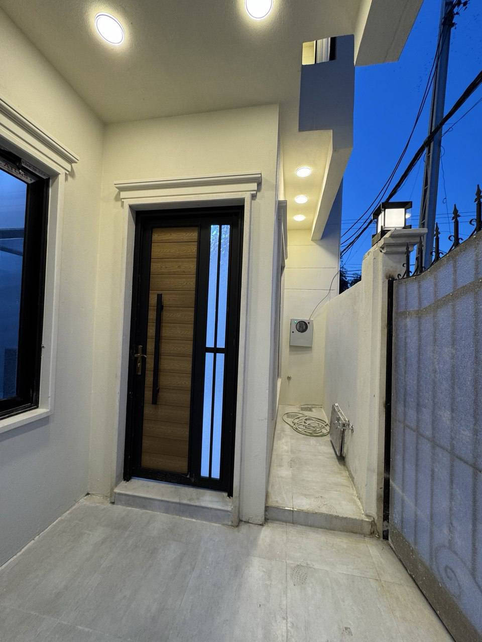 #عروض_عقارات_الصديق
لمعرفة السعر أكتب (تم)
🔴دار للبيع بناء ممتاز زيرو (2026) 
سند طابو ملك صرف
🌐حي الصديق الأولى 
المساحة 100م واجهة (10م)
اتجاة الدار شروق ابتدائي شارع تبيلط 12م
🏠(يتكون الدار من طابقين وبيتونة 4 غرف نوم)
 الطابق ألاول: مطبخ (حار,بارد) هول استقبال غرفة نوم خدمات صحية 
الطابق الثاني: 3 غرف نوم هول خدمات صحية بيتونة سطح عالي كاشي
سند (2026)
(نظام دكتات سبالت تلفاز, تأسيس غاز غسالات)
(الدار سقوف جبس بالكامل)
(الدار فارغ, تسليم فوري)
مكتب الصديق سائدين الصديق
☎️ ***********     علي
☎️ ***********     ابو نور 
نستقبل عقاراتكم وطلباتكم علئ الارقام اعلأه أو مراسلة الصفحة...
