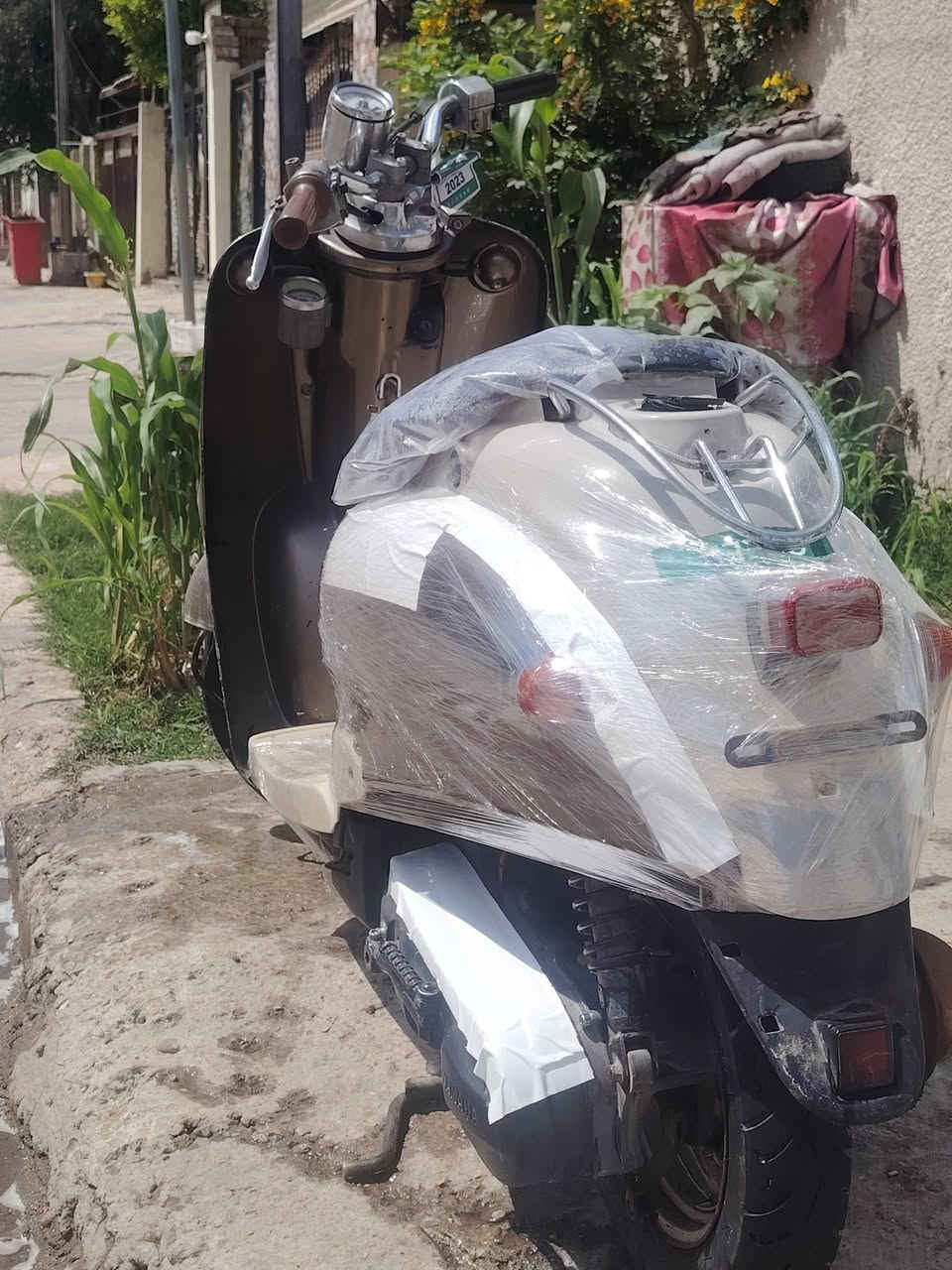 السلام علیکم دراجه للبيع ٦٠ دراجه نضيفه تشتغل هندر وسلف نقص بس باتري ولكهربائيات شغاله لايت عالي ناصي بك لايت اشاير يمنه يسره الدراجه شلعه ومعدل خير من الله مكينتها ناعمه السعر ٢٢٥ وبيها مجال العنوان بغداد حي العامل الاتصال على الرقم ***********
