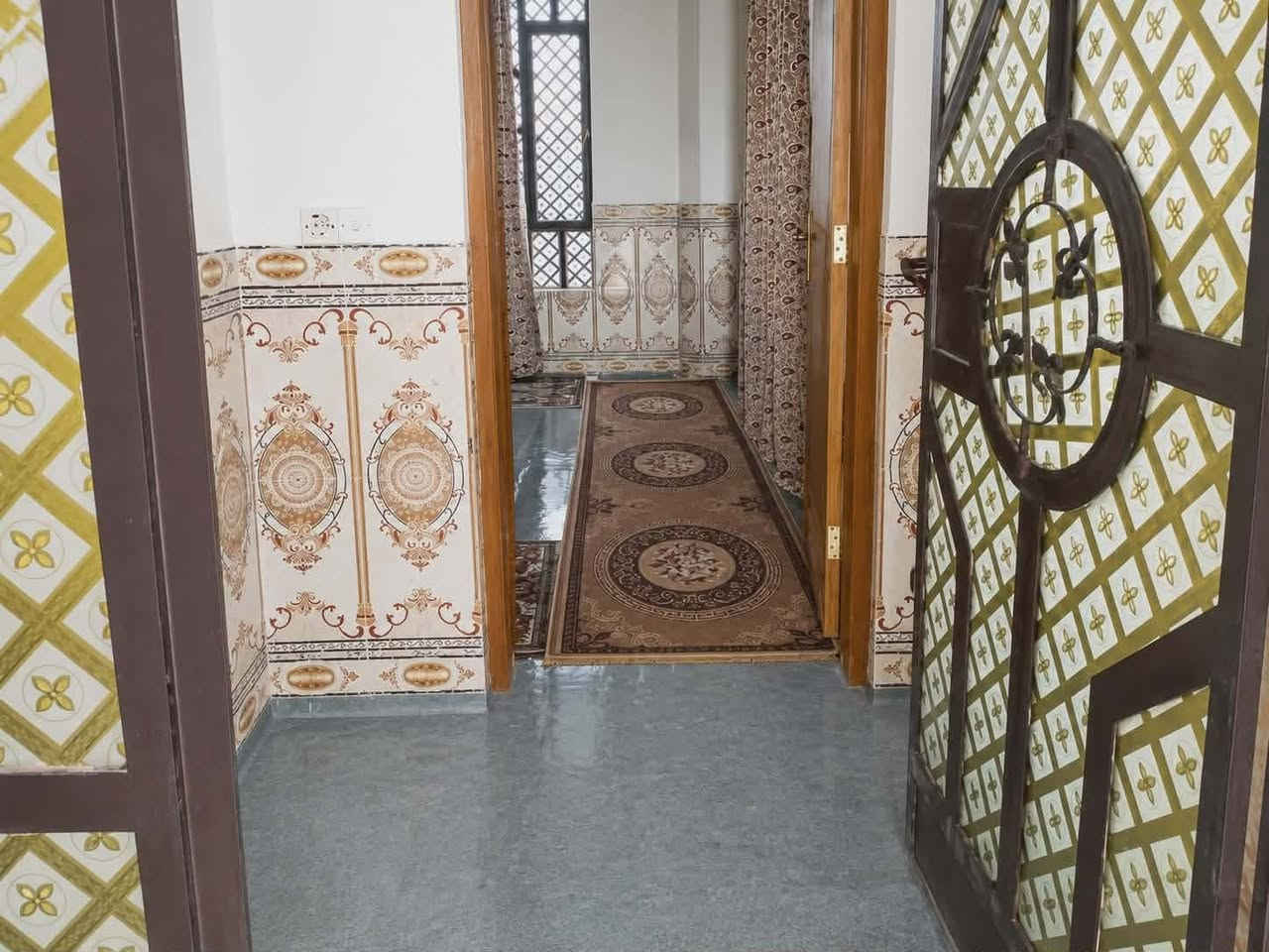 بيت للبيع – فرصة للسكن العائلي #السعر٥٥مليون وقابل للعملة
🏡 بيت جاهز للسكن ومن جميع النواحي
 📍 الموقع: منطقة الجوت – ثاني بيت على الشارع، مقابل بيت أبو مهدي الجوراني  شارع الملعب الكبير 
📐 مساحة البيت: 310 متر جنس العقار زراعي  مع قطعة أرض إضافية بمساحة 250 متر مزروعة بالنخيل
 ✅ تصلح حديقة واسعة للبيت
 ✅ كما تصلح قطعة سكنية مستقلة
⭐ موقع مميز وقريب من الشارع والخدمات ⭐ فرصة مناسبة للسكن والاستثمار معاً
📞 للاستفسار والمعاينة: 
‪*********** ☎️☎️
*********** ☎️☎️
🔹 السعر مناسب ٥٥ مليون فقط 
🔹 للحجز والاستفسار الاتصال مباشرة 🔹 مكتب عقار العبود لخدمات بيع وشراء العقارات والأراضي.
