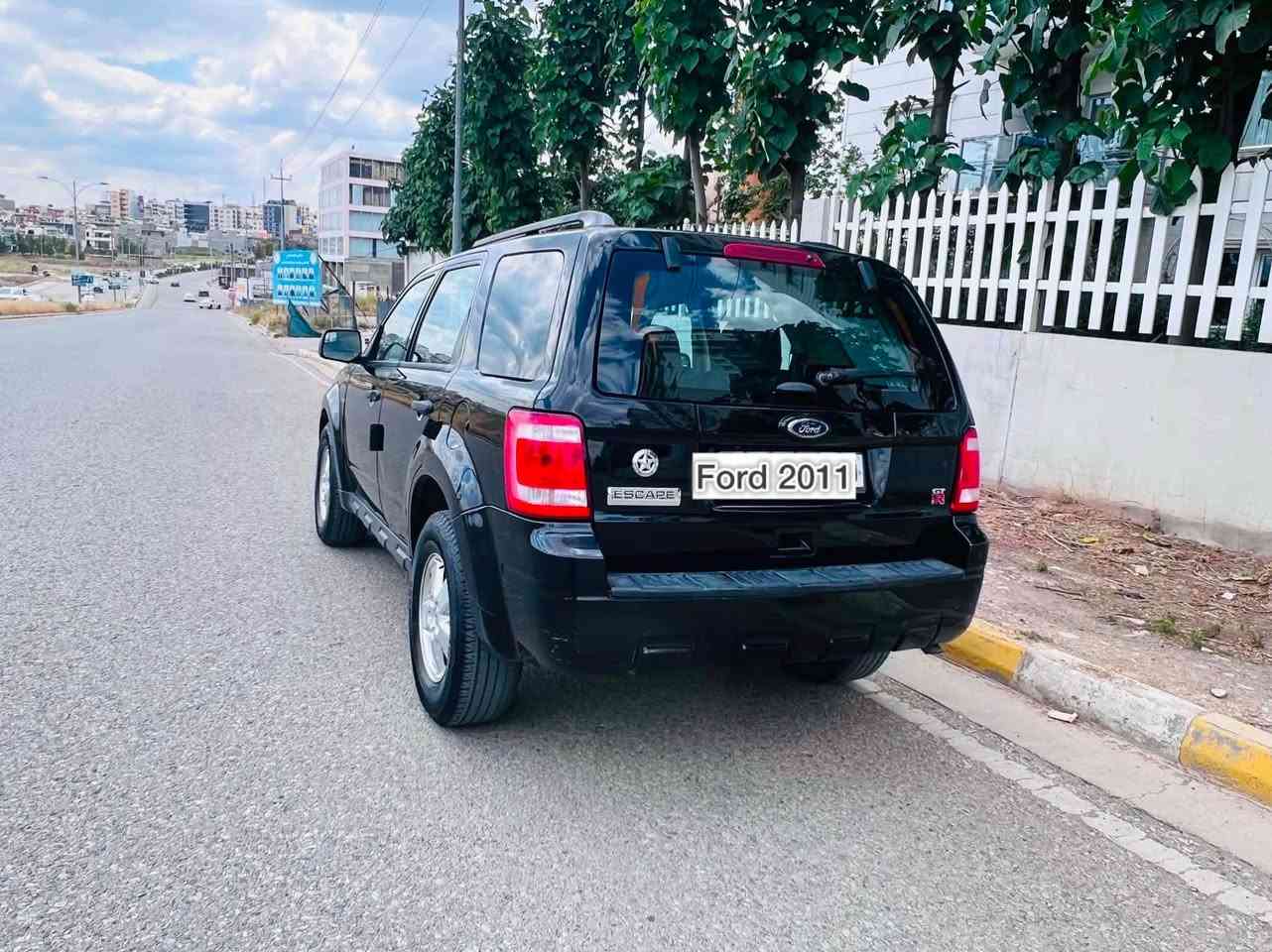 Ford Escape 2011
رەنگی ڕەش
کلین تایتڵ 
رەقەمی سلێمانی سەنەوی نوێیە
کوشنی نوێی تێگیراوە و شاشەی نوێی تیادا بەستراوە.
تایەی نوێیە.
سەیارەکە هی دەستی خۆمە و سەیارەی مەعرەز نییە
بۆ زانینی نرخ پەیوەندی بکەن بەم ژمارەوە مۆبایلەوە.
*********** السليمانية, العراق
