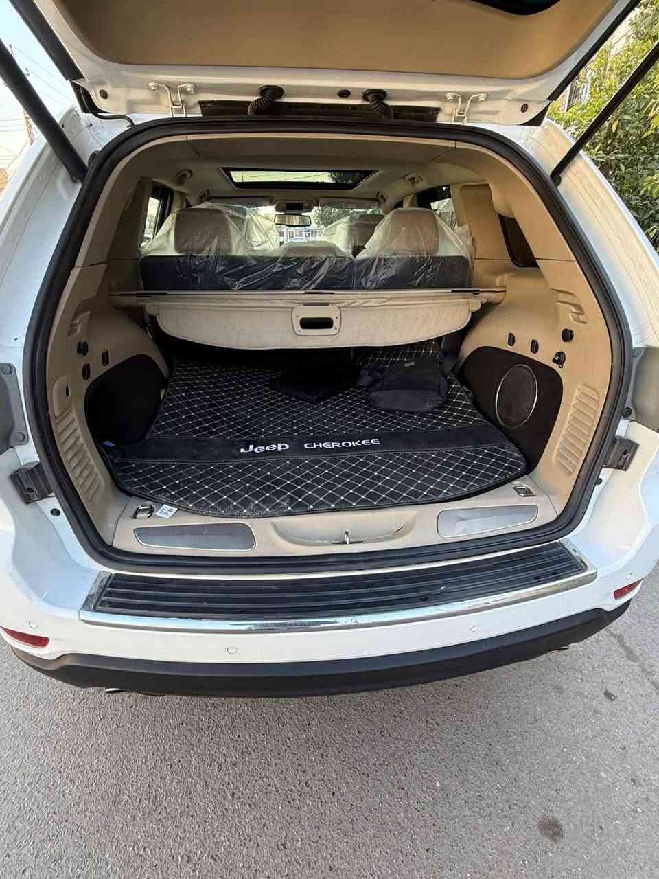 فور ويل سيارة جديدة بمعنى الكلمة 2014 سيارة مصروف عليها سليمانية تحويل ثاني يوم خليجي بيها قطعتين بدون دواخل سعر 210 

***********
