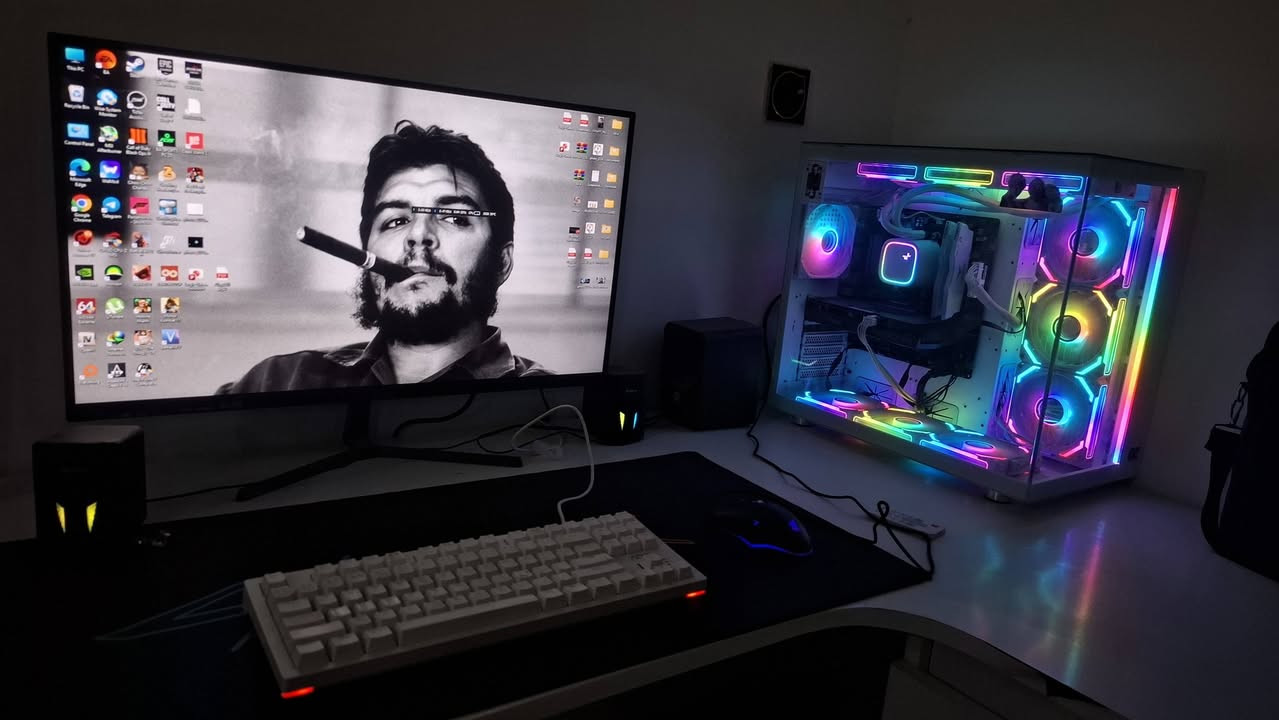 السلام عليكم سيت اب للبيع pc و شاشه 
AMD R7 5700x
Rtx 3060 12G zotac 
16g ddr4 3600 TEAM GROUP 
250 Ssd 2t hdd
COOLER Deepcool 360
Motherbord msi b550m pro
Montor elsa 27 185 1080 ips
سبيكرات 
كيبورد aoc
استخدام قليل جدا 
***********
