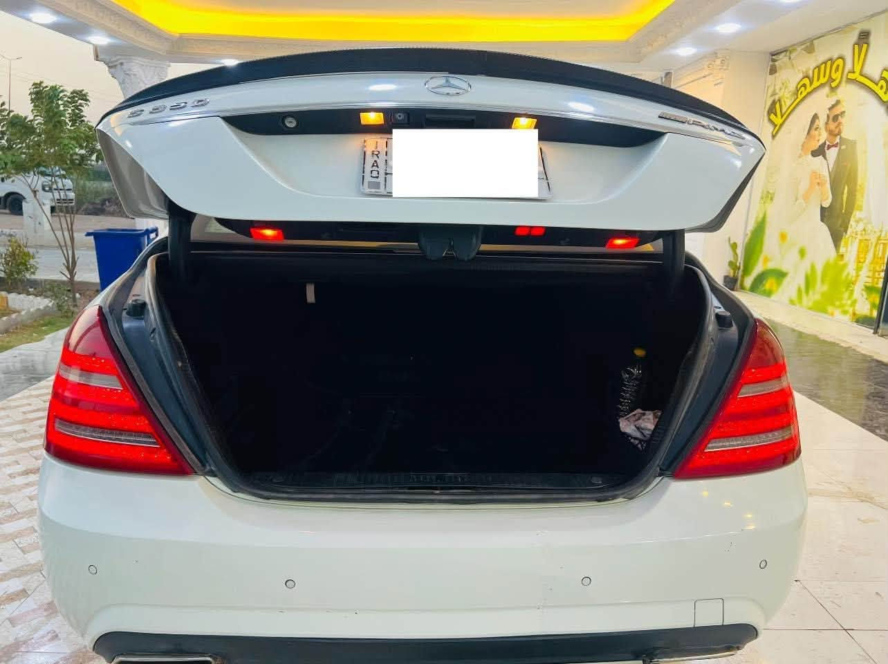 مرسيدس S350 موديل 2008 محدث 2013
لأصحاب الذوق الرفيع والتميز، معشوقة الجماهير اليخت الألماني بحالة ممتازة وجاهزة للاستخدام الفوري.

المواصفات والخصائص:

الفئة: S-Class (W221)

الموديل: 2008 محدثة 2013

محرك جديد بعده بالضمان وارد ياباني : 
كير جديد وارد ياباني بعده بالضمان

 ( سلندر 6، عزم قوي واقتصادي بالوقود 

كير وارد ياباني جديد 
تخم لايت جديد 
تخم حجر بيئة
حداديه جديده 

رقم بغداد بٱسمي سنوي 2029 

الحجم: لارج (Large) - قاعدة عجلات طويلة (باب طويل) لراحة قصوى للمقاعد الخلفية.

اللون الداخلي: جلد (بيج) بحالة جيدة جدا

الإضافات والمميزات:

نظام الستائر: مجهزة بـ 5 بردات (ستارة خلفية كهربائية + 4 ستائر جانبية للأبواب الخلفية والمثلثات) لخصوصية وعزل تام.

فتحة سقف بانوراما 

حساسات أمامية وخلفية (Parktronic).

مقاعد كهربائية مع ميزة الذاكرة (Memory Seats).

نظام ملاحة وشاشة عرض تحكم كاملة.

تكييف مركزي منفصل (ثلاجة)

ويل  19 تو سايز

حالة السيارة: جيده جدا

السيارة مسرفسة بالكامل وجاهزة، لا تحتاج لأي مصاريف أساسية.

محرك، گير، وشاصي على كفاله عامه .

بيها كلير جاملغ خلفي 

شاشة وسائط + كاميرا خلفية

- مري شفط / اشارة بالمري

- ماوس تحكم + تحكمات ستيرن

- حساسات اصطفاف امامي / خلفي

- سيدي جينجر 6 اقراص

- سستم صوت HarmanKardon

- ستيرن كهرباء و تدفئة

- تبريد منفصل + قطعتين مع تحكم خلفي

- لايتات داينمك اوتو Dynamic 

- تچاوي كهرباء امامي خلفي

السيارة كل شي بيها بلادي و كل اوبشناتها شغاله

السعر ١٧٥ 

للاستفسار ***********
