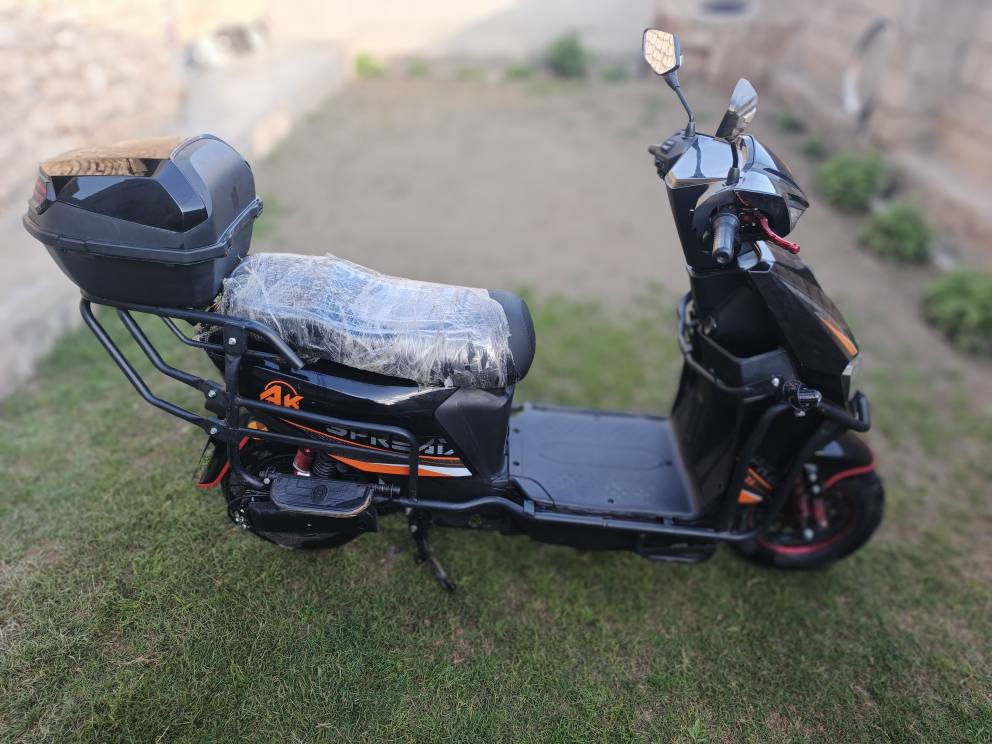 السلام عليكم
للبيع دراجه شحن نوع AK الدراجه نضيفه جدا 
لون اسود الدبلات غاز ، بطاريات 6 ليثيوم وشاحنته الاصليه تاخذه مال جناي السعر 600
الاتصال *********** او مراسله الحساب
