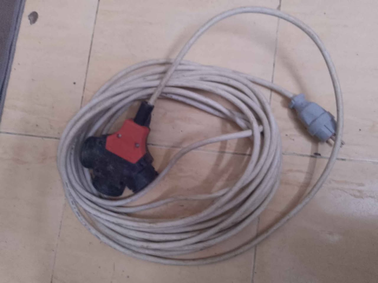 سلام عليكم غراد حدادة شرط الشغل درين همر تثقيب وتفليش مكينه لحيم حجم كبير كوسرة اخت الجديدة سيار 15 متر / السعر 125 الف المكان كربلاء / اتصال على الرقم *********** كربلاء, العراق
