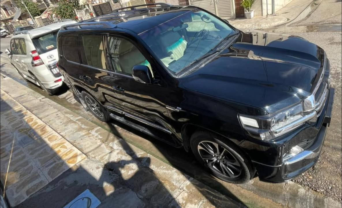 السلام عليكم
لاندكروزر للبيع 

الموديل 2020

كراند تورينك 

صندوق كهرباء 

دشبول لكزز 

رقم اربيل 

رصعه كما موضح في الصوره فقط

السعر 515 وبيها مجال بسيط 

***********
***********
