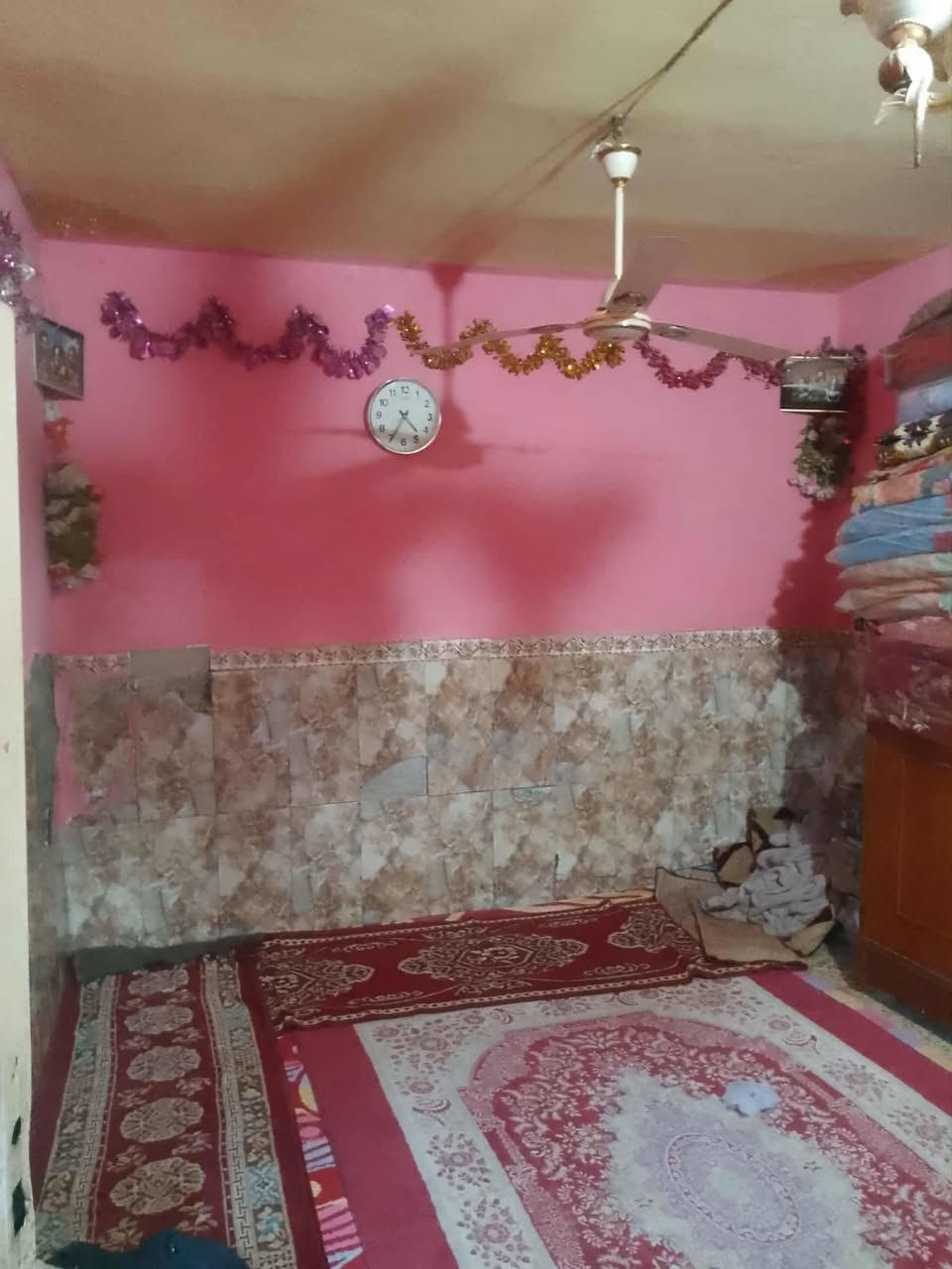 السلام عليكم بيت بلديه البيع معامله كامله باقي على التقيم يتكون من غرفتين وصاله واستقبال وطارمه وسطح خارجي مكان البيت حي العامل قريب مول الباقر قريب المدارس مال البنات ***********
