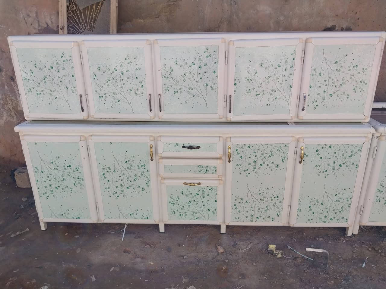 السلام عليكم من رخصة الادمن كاونتر ٣ قطع ارضيه مترين ونص وملحق مترين ونص سنك متر ونص سعره ٢٦٠ ميز طعام مع ٤ كراسي سعره ٤٥ مكان المسيب شارع الاول ***********
