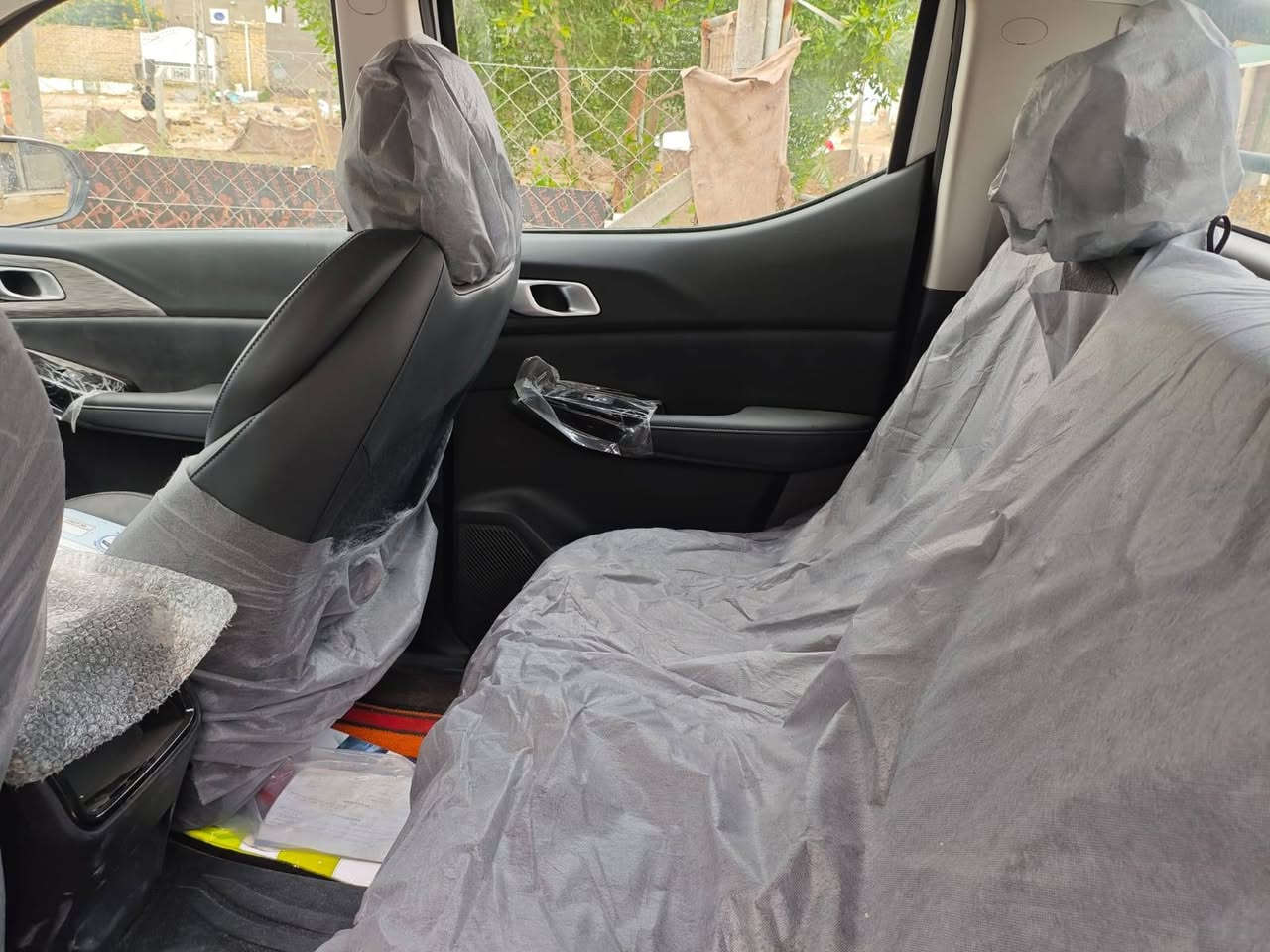 شانجان هنتر بلكن هايبرد دبل قمارة 2025
Changan Hunter Plug-in Hybrid 2025 / Nevo Hunter K50

السيارة كامل مواصفات:
بيك أب دبل قمارة
REEV – هجين ممتد المدى (Extended Range Electric Vehicle)

Plug-in Hybrid (كهرباء + بنزين) 
يعني تريد كهرباء او بنزين او اثنينهن تصير.
المدى الكهربائي وحده (بدون البنزين) هو 130 كم
 
دفع رباعي AWD / 4×4

منظومة القوة والأداء:
محرك 2.0 تيربو بنزين (يعمل كمولّد)
محركات كهرباء أمامي + خلفي
عزم قوي + هدوء القيادة الكهربائية
توزيع ذكي للعزم حسب وضع القيادة والطريق

البطارية والمدى:
بطارية 31.18 kWh
مدى كهرباء حتى 131 كم (NEDC)
داخل المدينة كهرباء كامل
استهلاك بنزين اقتصادي جدًا
تقريبًا 4 لتر / 100 كم

أوضاع القيادة والتحكم:
أوضاع قيادة: Standard / ECO / Sport
أوضاع نظام الهجين:
أولوية كهرباء
تشغيل تلقائي ذكي
كهرباء إجباري
تشغيل البنزين عند الحاجة
تحكم بثقل المقود: Comfort / Light / Sport
Trailer Mode (وضع السحب)
Car Wash Mode (وضع غسيل السيارة)

أنظمة السلامة ومساعدة السائق (ADAS):
ESC نظام الثبات الإلكتروني
Traction Control (CTS) مانع الانزلاق
HDC نظام التحكم بنزول المنحدرات
EPB فرامل يد إلكترونية
AUTO HOLD تثبيت تلقائي عند التوقف
نظام تحذير المشاة عند السرعات الواطئة
أنظمة مساعدة قيادة مفعّلة ضمن قائمة ADAS

الراحة والأنظمة الذكية:
قفل وفتح ذكي للأبواب (كل الأبواب أو باب السائق)
قفل تلقائي أثناء القيادة + فتح تلقائي عند التوقف
رفع النوافذ تلقائيًا عند القفل
تحكم بالنوافذ من الريموت
تهوية المقصورة تلقائيًا عند فتح السيارة بالريموت
تنشيف ذاتي للمكيّف (Anti-odor / Self-drying)
حفظ إعدادات القيادة
عرض ذكي للمدى (NEDC / CLTC)
شاشة لمس مركزية كبيرة للتحكم الكامل بإعدادات السيارة

ملاحظات مهمة:
 السيارة باسمي – تحويل مباشر 
 مرقّمة بغداد/ مكان السيارة حاليا الديوانية 
 زيرو

 للاستفسار الاتصال برقم صاحب
 السيارة او المراسلة على واتساب: 
***********
