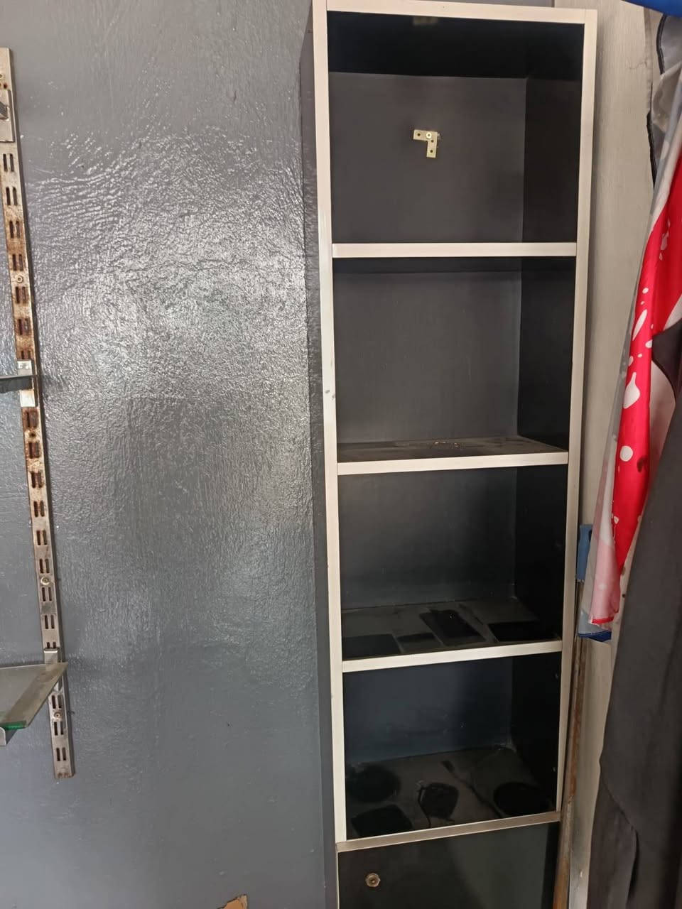 البيع ميز حلاقه عدت 3 كرسي واحد رفوف 2  عنوان ديالئ خان بني سعد رقم لهاتف ***********
