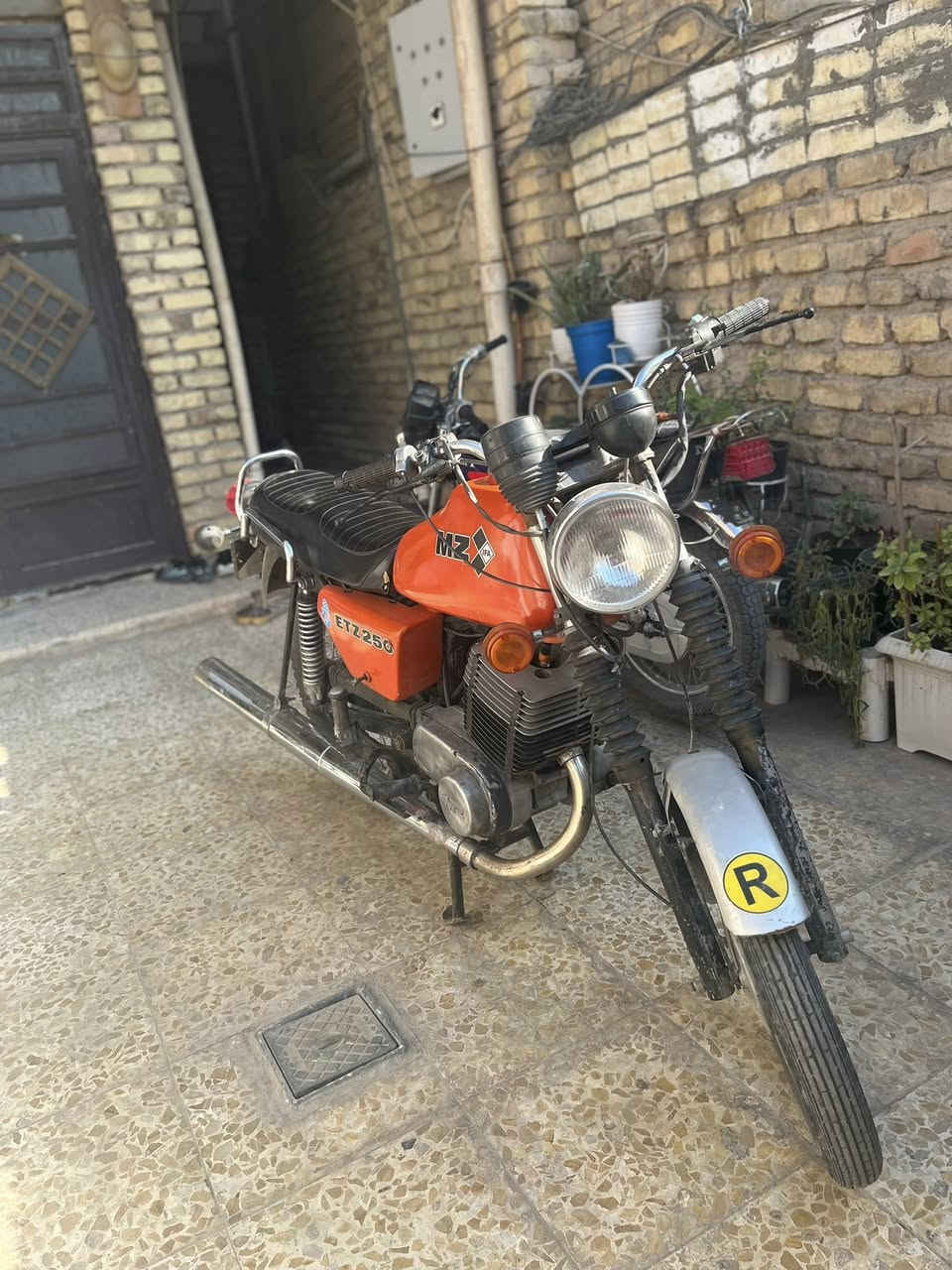 امزت ٨٢  رقم وسنويه تحويل مباشر بسمي سنويتها لل٣٠ رقم صلاح الدين إنكليزي رقمها 2521  كهربائيات كلها شغاله سايس ٢ لحيم جوا الكشن صوب واحد المكان كربلاء الاستفسار خاص لو على الرقم بي واتساب واتصال ***********
