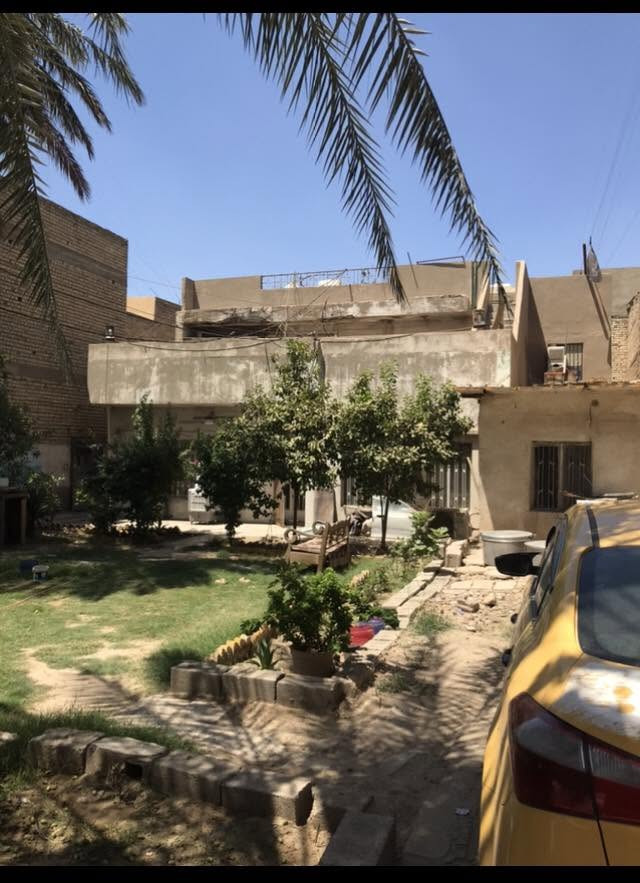 السلام عليكم دار  كلاسك بسعر الأرض مساحة ٥٤٠م  يحتوي  ٥غرف نوم +هول داخلي+استقبال+مطبخ+٤ صحيات كامله+حديقة تقريبًا ٢٠٠متر  /  العنوان زعفرانيه شارع الكهرباء ٣فرع  عل يسار من الشارع العام الرئيسي قرب افران عاشوراء  وجامع خاتم الأنبياء (موقع بصف التجاري داخل الفرع) للتواصل والاستفسار ***********
