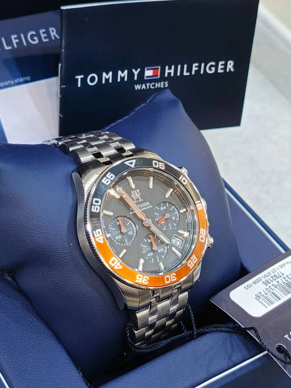تومي هيلڤيگر … TOMMY HILVIGER
كرنو گراف .. CHRONOGRAPH
الصناعه : ايطالي اصلي 
المواصفات :
ساعه ستنلس ستيل .. اطار سيراميك 
          قفل بحري .. ارقام لمينوس 
بطاريه بضمان لنهاية سنة 2029
جديد لوك بالعلبه .. مرفقات وضمان دولي .. ومواصفات عالميه اخرى 
الالوان : الاسود والابيض 
القطر : 41 m
السعر : 90 $ بعد التخفيضات الاخيره
التواصل : 
خاص ( ماسنجر ) 
او … واتساب ***********

#البصراوي
#للساعات
#اختيارك 
#الامثل
