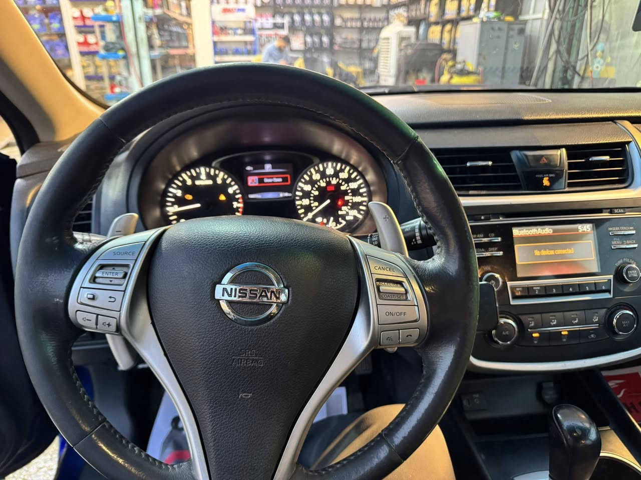 سلام عليكم
... نيسان التيما  2017 مواصفات sr 
سنوية جديدة باسمي
المعروفة  بصمة  كشن كهرباء .. تشغيل عن بعد شفتات  ستيرن ... 
حادثها جاملغ وبنيد  ورصعة بسيطة جدا براس الشاصي 
وبيها طخة بسيطة جاملغ وباب 
خلفيات ما مصلحات
ماشية 99 الف ميل 
كير ومحرك كفالة
السيارة تبريد وتدفئه 
زوج تايرات جدد
ادامة لمنضومة التبريد و للمكينة 
سعر 105وبيها مجال  للمشتري 
مكانها بغداد - عامرية
***********
