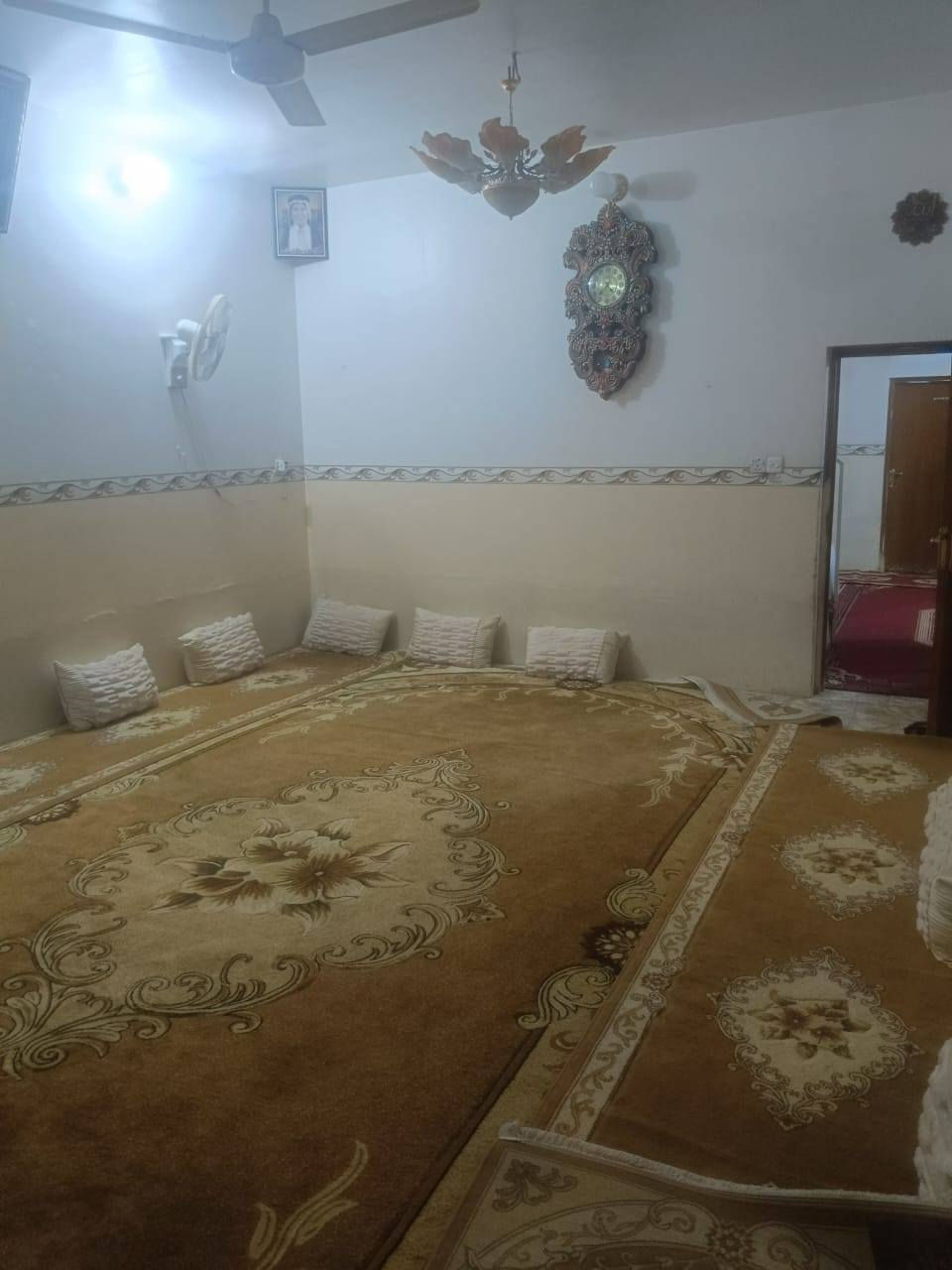 دار للبيع 
في حي السلام منطقه ٣٣ الف موقع جداً مميز بصف الركن قرب شارع سلام جامعه
٢٠٠م و بسعر جداً مميز تابع التفاصيل 
دار ٢٠٠م 
طابقين يحوي ٦ غرف نوم 
بناء ٢٠٢٠ بناء جناي 
الطابق الاول يحوي 
٢ غرف نوم و صاله و صحيات. و مطبخ و استقبال 
الطابق الثاني يحوي 
٤ غرف نوم و صاله و صحيات
للاستفسار اكثر الاتصال
 ***********
او مراجعه مكتب الشراع للوساطة العقارية العنوان النجف الاشرف حي السلام شارع ابو الدجاج قرب مأكولات شيخون
