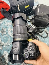 للبيع كامره نيكون 5300  مع عدسه 18/140 نضيفه استخدام شخصي مع جميع ملحق...