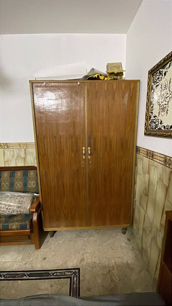 ( غراض للبيع ).
جربابه نفر جديده وكامله سعر 100 الف 
جربايه مع الدوشك 150 الف 
كنتور نظيف خانتين مع جرارات 3 ( السعر 100 )

قنفات عدد 2 ( الوزن الثقيل نظيفات )
بيهن مكان تخزين داخلي ( السعر 100 للوحده )

طباخ نظيف شغال ( سعر 130 الف ) 

المكان / الامين الثانيه/ نواب الظباط/ الخدمي 
رقمي ***********
