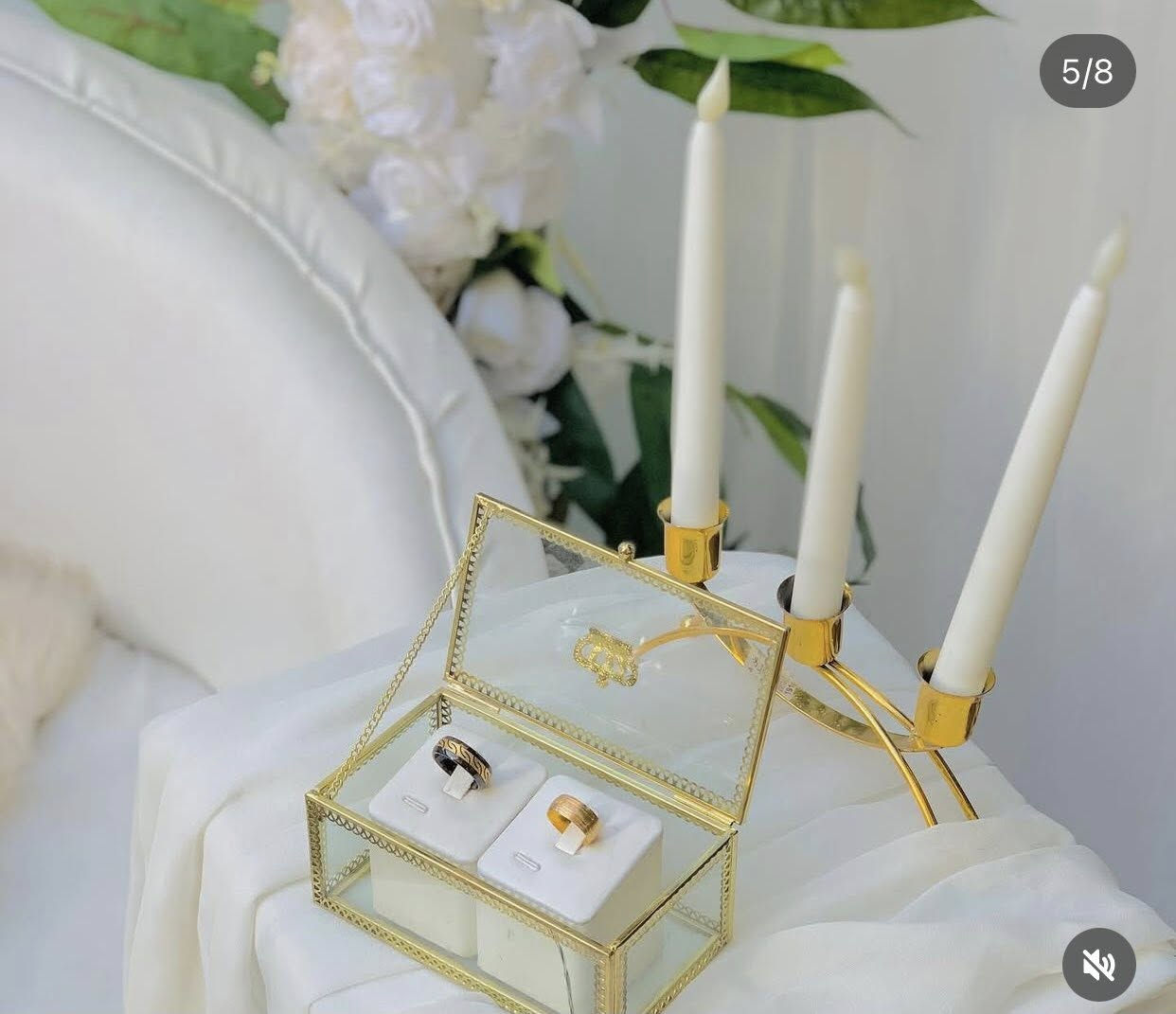 سبب البيع / انتقالنا لمكان ثاني 
الكوشة والورد والشازلون والقماش وكل التفاصيل جديدة

نصبناها على كد التصوير ( تحتوي على لد شمسي ليلي في كلا الجهتين للورد ) 

التفاصيل كالتالي :

ستاند ستارة حديد - جديد ابيض مصبوغ 

قماش ستارة كامل ستن بطانة والوجه جرجيت 

ديكور حديد ثنائي مقوس وعدل مع ورد جديد وخضار 

يحتوي الديكور على لد شمسي ليلي 

شازلون دوشمة جلد جديد ثقيل سهل التنظيف 

بورد ترحيب ستاند مع بورد عبارات ترحيبية 

سنتر بيس ثلاثي حديد ثقيل وليس العادي 
مع قماش لتغطية السنتر بيس 

وسطية حديد بيضاء جديدة 

تعليقة في بيتنا عروسة 

تفاصيل الميز كالتالي : 

ستاند ذهب 
شال عقد مشغول 
مصحف مشغول 
ستاند كيك
بياضات وبخت ذهبي 
مبخره 
ماعون وقطاعة وجطلات وكلاصات

ستاند حلقات 
شمعدان ثلاثي مزدوج 

مغطس وقارورة زجاج 

قند 
مرايا ستاند ذهبي 

كل هاي التفاصيل والكوشة كاملة بسعر ٥٠٠ الف 

للاستفسار 

***********
***********

البيع كامل رجاءاً
