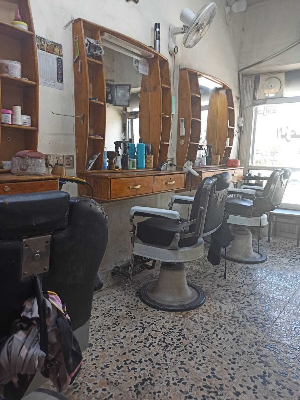 للبيع بسعر مناسب كراسي حلاقه وميز حلاقه
