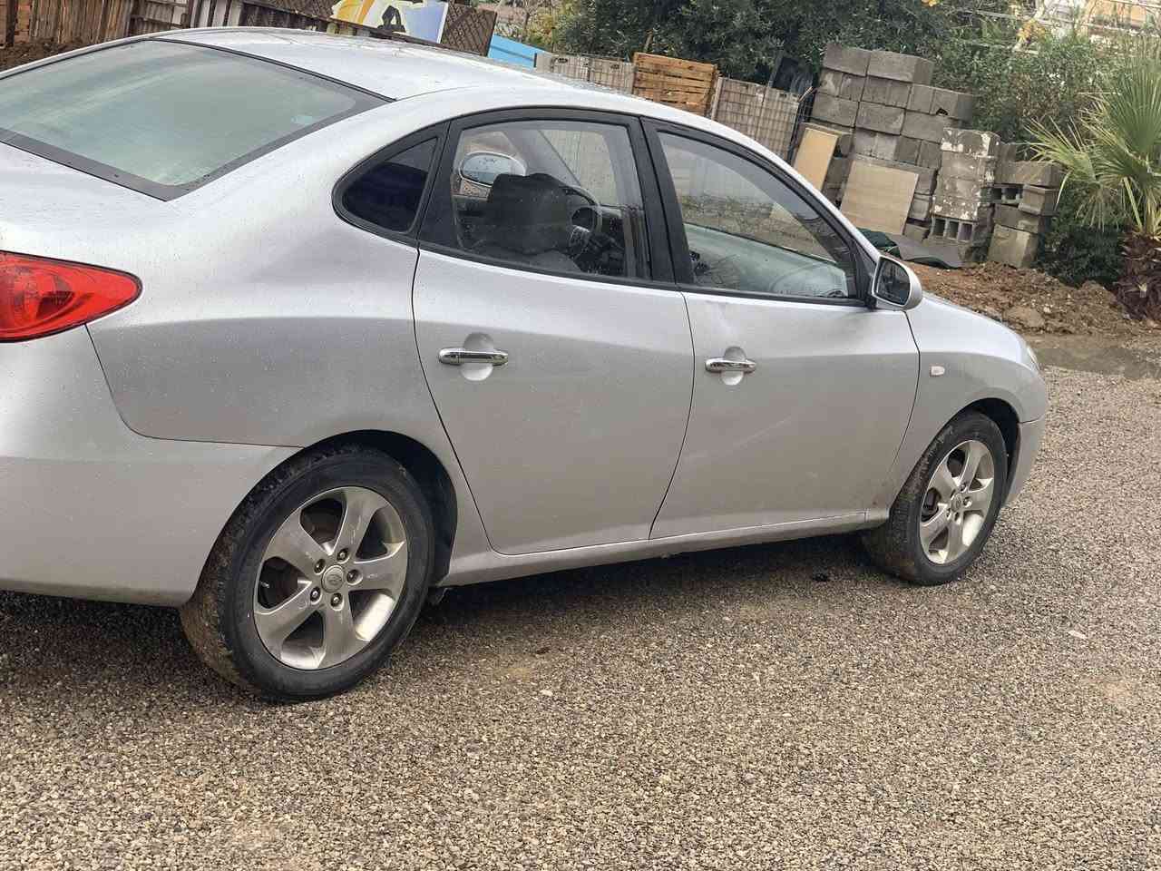 ئاڤانتی ٢٠٠٩  سێ گیچ تازە داخڵ گیر مە کینە بەشەرت جلدو هیتەر ئاوینە شەفت پیشو پشتی کەپس زور خاوینە سە خفی شوشە***********
