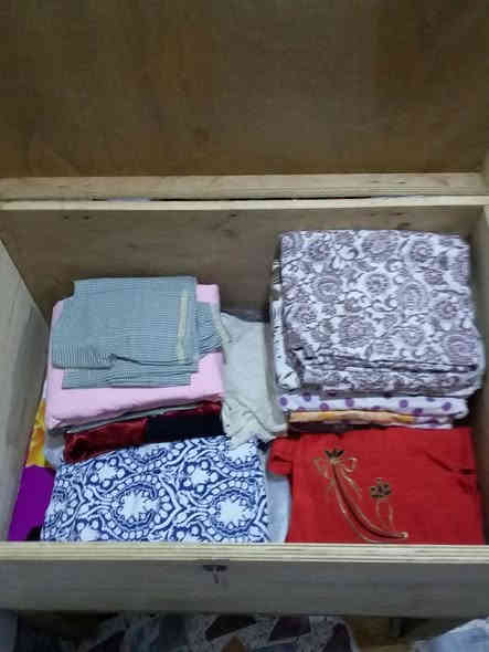 اغراض منزليه للبيع للإستفسار  ***********
حصيرة نظيفة بدون عيب  ٣في٤    ٢٠ 
حصيرة   ٨
جنطة سفر   ٥ 
صندوق حديد كبير لحفظ الملابس ٣٠
صندوق خشب  كبير لحفظ الملابس ٣٠
مكتبة كتب او بلول يصلح  ٣٠
كومدينه موديل قديم جدا يعني تراثي  ١٥
ميز   ٥    الف
ميز  مضبوط بي دولاب مال مطبخ او محل ٤٠
