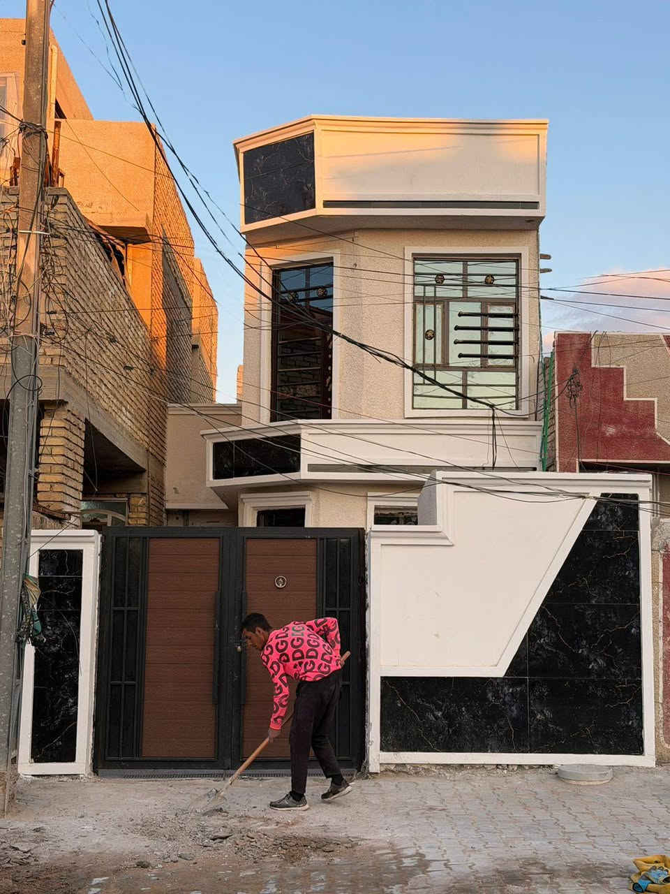 مشتمل للبيع المساحه 100متر واجهه 5ونزال 20طابق اونص السكلات منطقه ال15الف البيت عله شارع 20 كراج جبير استقبال اومطبخ اوغرفه بلئخير اوغرفه فوك اوخدمات داخل البيت اوخارجهه الرضيهه بورسلين سعره 58مليون***********
