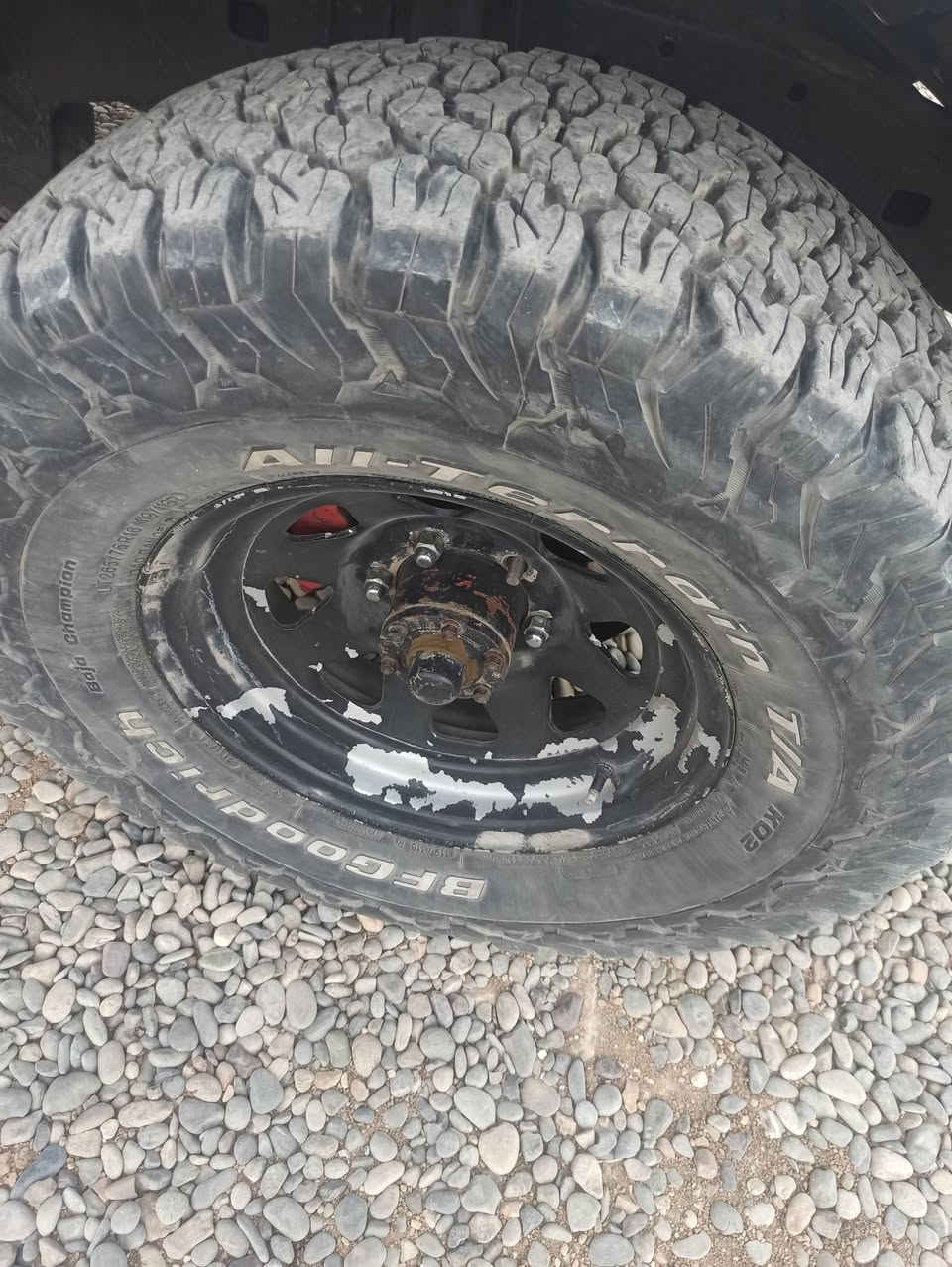 ئەو تاقمەم هەیە بۆ فرۆشتن
تایەکانی دوانی باشە دوانی بە عەمەل نایە 
قفڵی 80 هەزار 
لە چەمچەماڵە 
265/75/16 
***********
