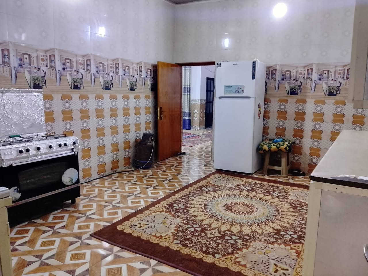 عنوان بيت تجاوز  بيه معامله طابووووو بناء نضيف بحي عمال قرب صالون هديل مساحه 250 متر وسعر 85 مليون وبيه مجال 83 متكون من غرفتين وديوانيه وصاله ومطبخ وبيتونه وصيحات داخل وخارج وطرمه البيت كله سيراميك حتى طرمه واجهه كاملة بيت عماد حمد حنون ورقم ***********
