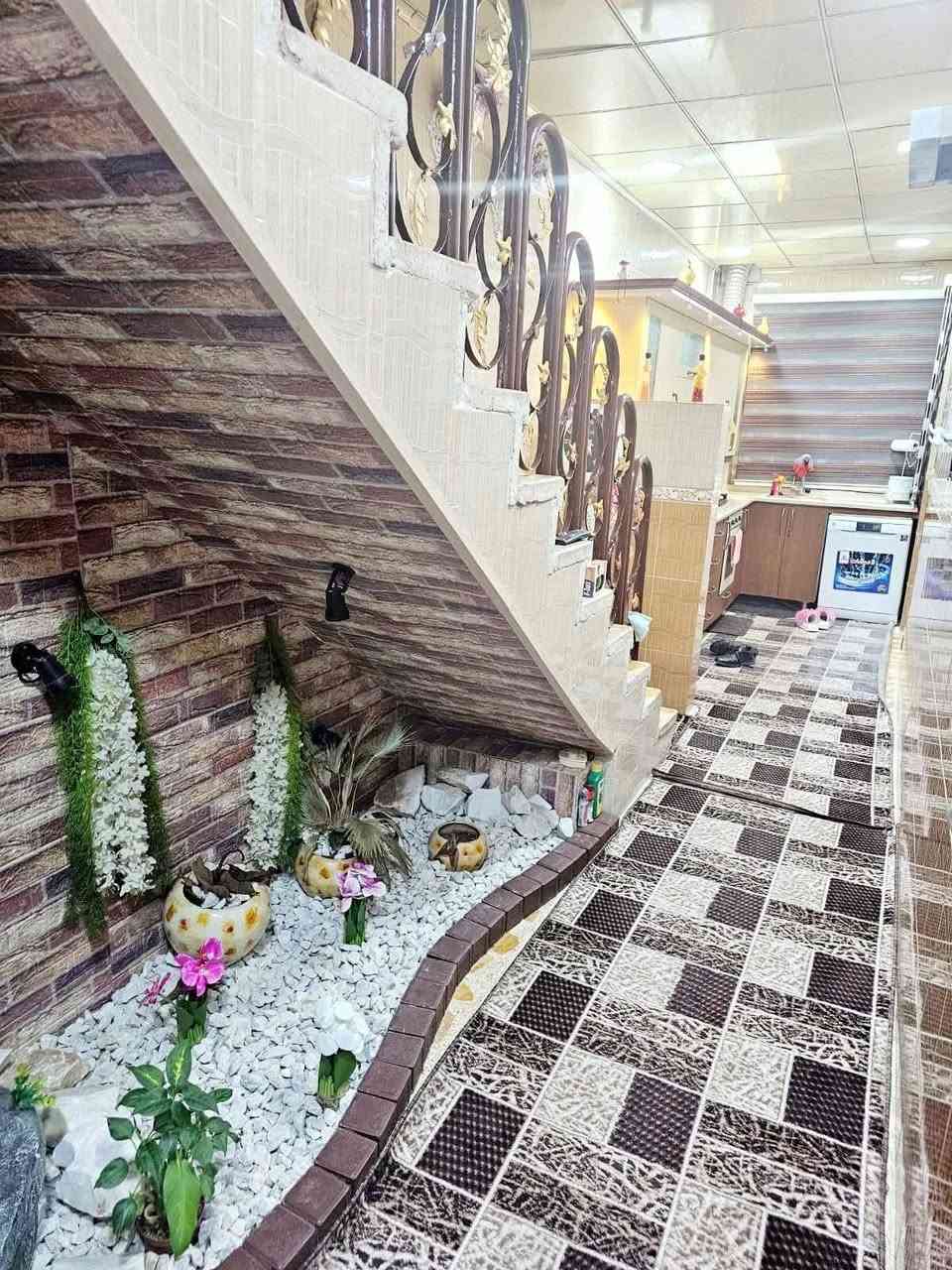 مكتب ابو شمال للعقار ✅️ دار للبيع السعر( 155 )قابل للتفاوض 

💥 الموقع . حي الصديق قرب مدرسة المبراءة 

💥 المساحة . 135 متر طابقين بناء 2014 

💥 واجه . 5 

💥 شارع .  تبليط 12 

💥 اتجاه . شروق تام . 

💥 ط 1 . غرفة نوم . هول . استقبال . مطبخ . مغاسل . كراج . 
💥  ط2 . غرفتين نوم . هول . مغاسل . بيتونه 
 
موقع المكتب حي السكر قرب جامع الصفا والمروة 
***********
***********
***********
