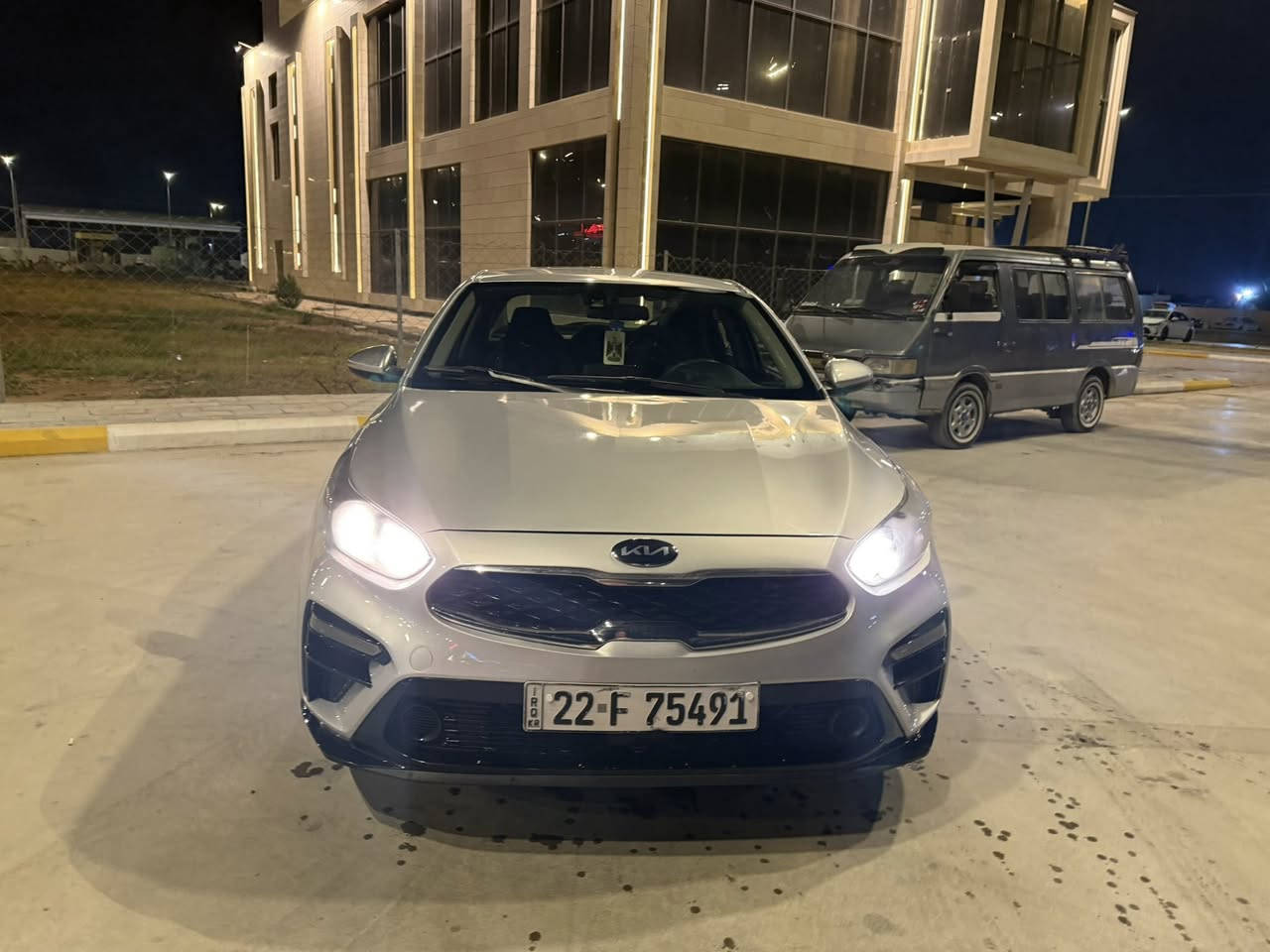 السلام عليكم للبيع كيا فورتي 2020 السيارة بيهـة 3 قطع چاملغات 2 وبنيد الباقي كفالة رقم اربيل باسمي تحويل ثاني يوم السيارة جديدة بمعنى الكلمة نص فول السعر 130  وبيهـة مجال مكان السيارة كوت مركز المدينة. رقم الهـاتف. ***********
