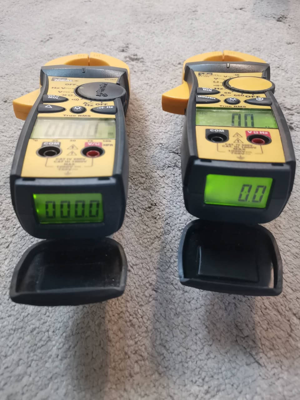 كلابميتر احترافي دقيق جدا وبمواصفات عالية الجودة
مع ميزة وجود شاشتين احدهما الرئيسيه و الاخرى اسفل قاعده الجهاز للاستعمال في الاماكن ذات الرؤيه المحدوده 
يقيس
 التيار و الفولتية المتناوبه
و الفولتية المستمره
و المقاومات
و المتسعات
و التردد 
و التوصيلية
السعر ١٢٥ الف دينار 📌


**إذا كنت صاحب هذا الإعلان وتريد حذفه لأي سبب، رجاءا أرسل رسالة إلى الدعم الفني**