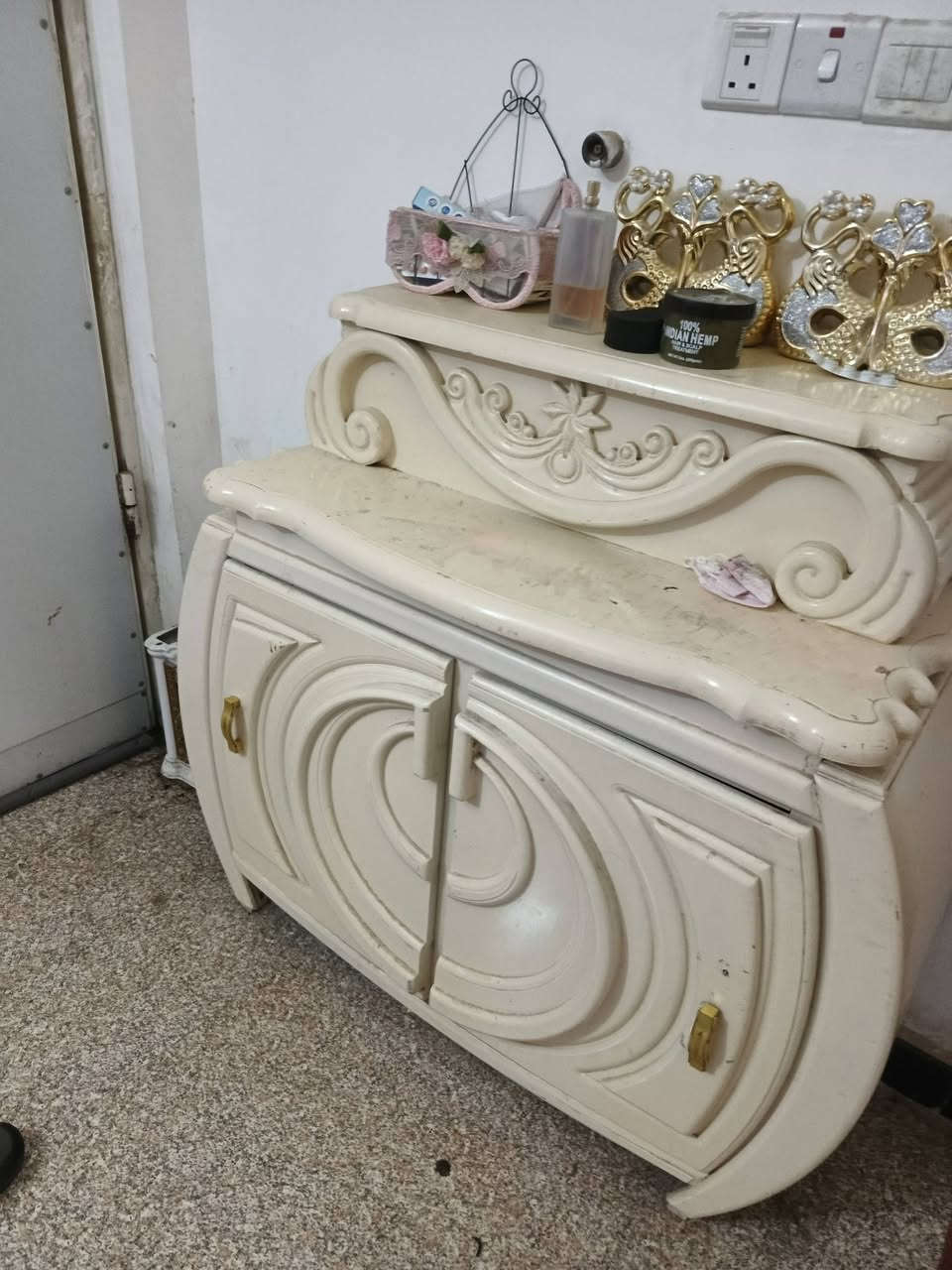 غرفه حجم كبير تزكام وصبغ حراري مال سيارات تتكون من جربايه وكنتور وميز تواليت وملحقات جربايه وميز صغير صارت عليه ب٤ملايين رايدها بمليونين عوزها شغلات بسيطة مكاني ذي قار شارع الإخلاص ***********
