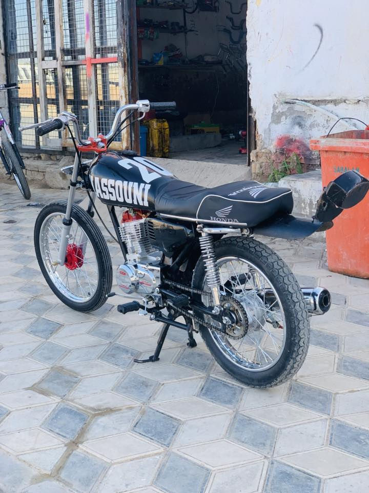 السلام عليكم دراجه للبيع مكينه تيربو صارله شهر من تعمرت اول تبديله دهن دراجه كفاله عامله كله اصلي 
فيلس مامفيلسه 
بدون اوراق كلك كلك مكفوله ومكاتبه عن سرقه جاهز 
السعر ٧٠٠ وبيه مجال حك جيه  العنوان دغاره للتصال  ***********
