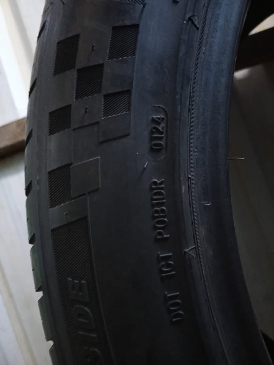 سلام عليكم تايرات تاهو للبيع 285/45/22 مستعملات مابيهن بناجر ***********
