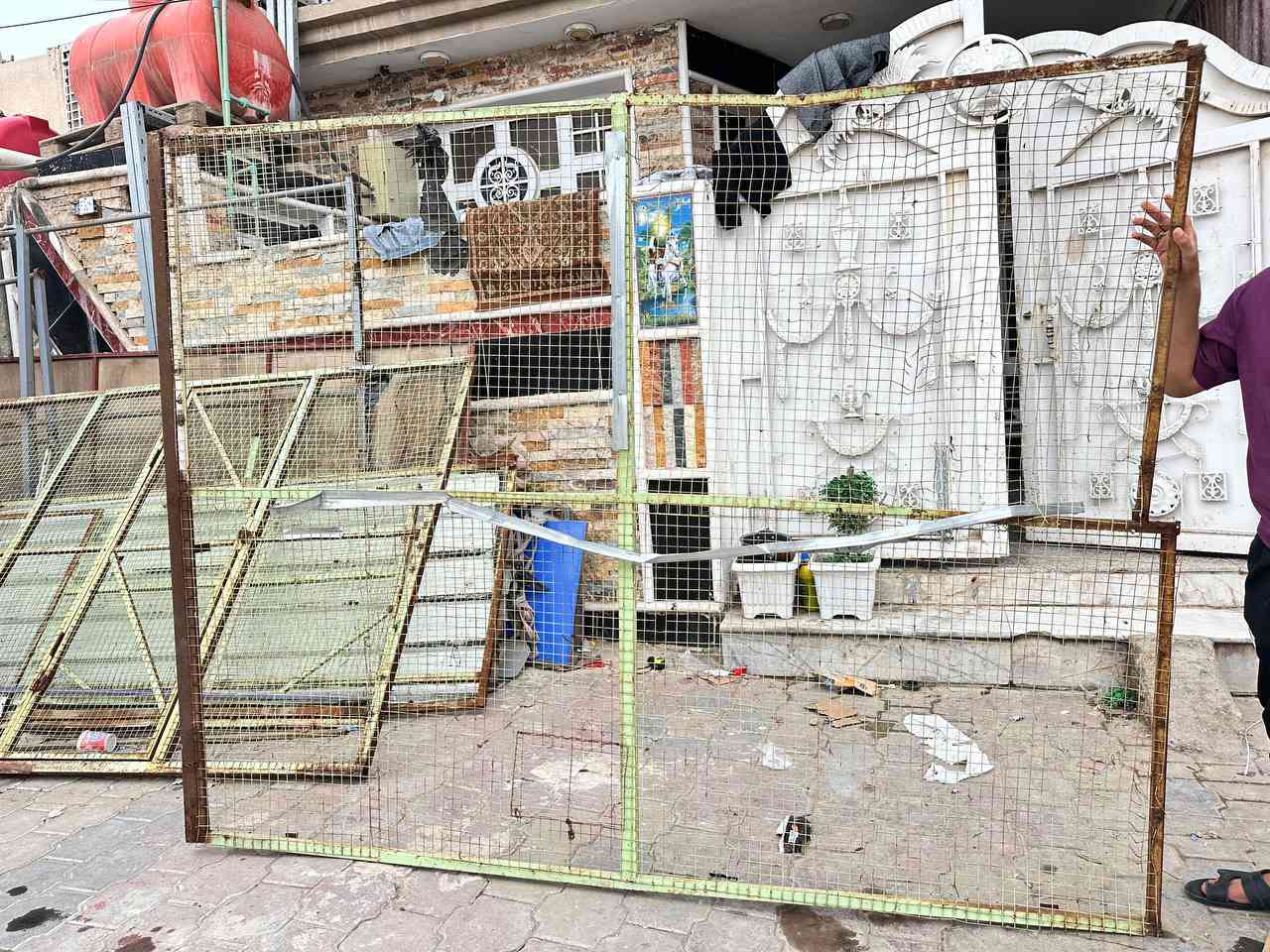 متاح قفص كامل واجهيه طول ٣ ارتفاع ٢ متر والجانب طول ٢٫٥ وارتفاع ٢ متر مع السقف مكاني أنوار سعرها ٧٥ قفل ***********
