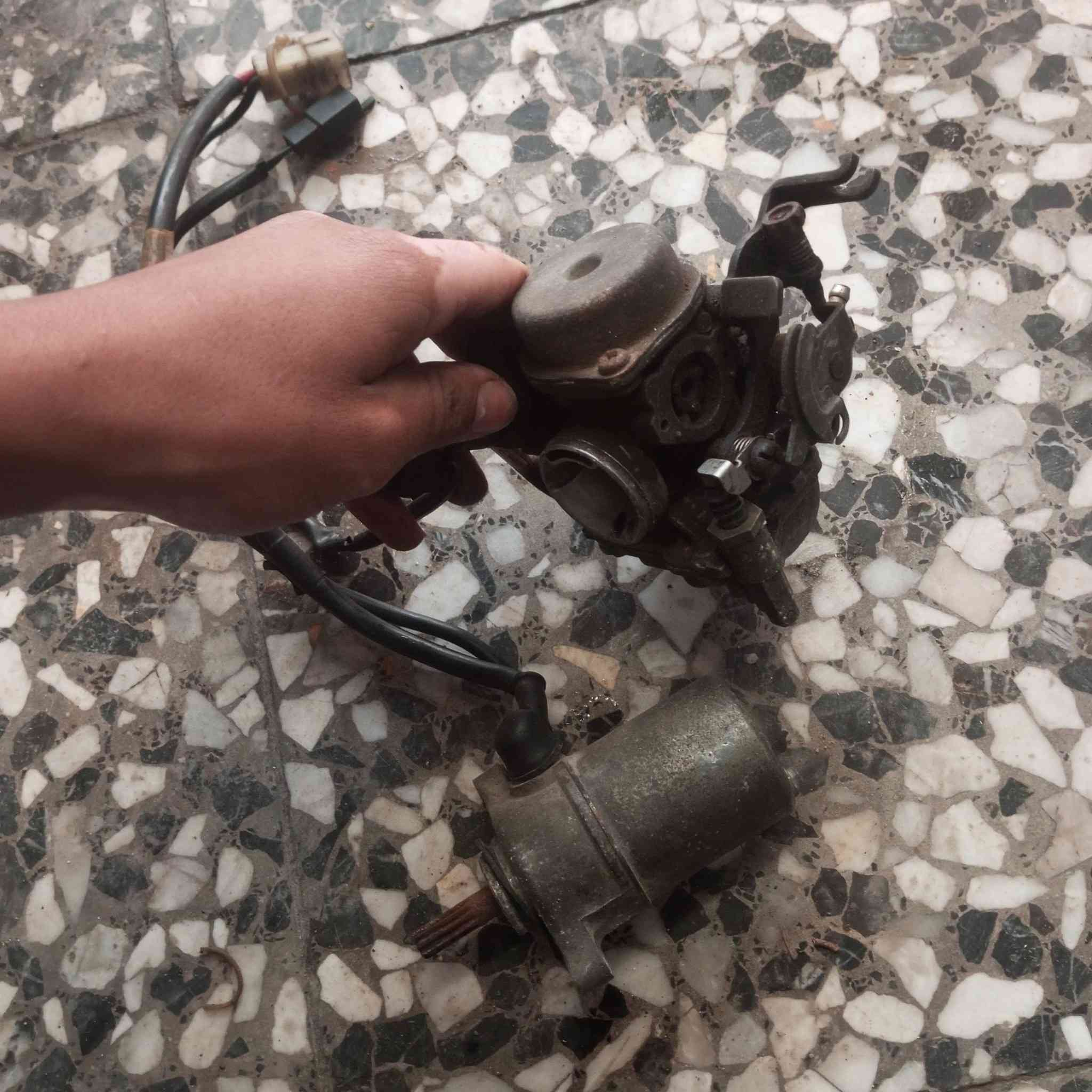 غراض للبيع. المكان بغداد الشعب
كور اصلي كراين جديد ب35 قفل رمبة
سلف وكابريتر ب35 
قبق هندر تفصيخ بس الهلال خارط ب20
شوتة بلادية مختمة ب8
غلاف مكينة كامل تفصيخ ب8 
قطرات الوردية ب2 والبلادية ب3 اصلية والرياضية ب4
كلج امامي تفصيخ ب18
واقية مال صالنصة وغلاف باتري اصلي ب4
مال سوبر الواحد ب2


**إذا كنت صاحب هذا الإعلان وتريد حذفه لأي سبب، رجاءا أرسل رسالة إلى الدعم الفني**