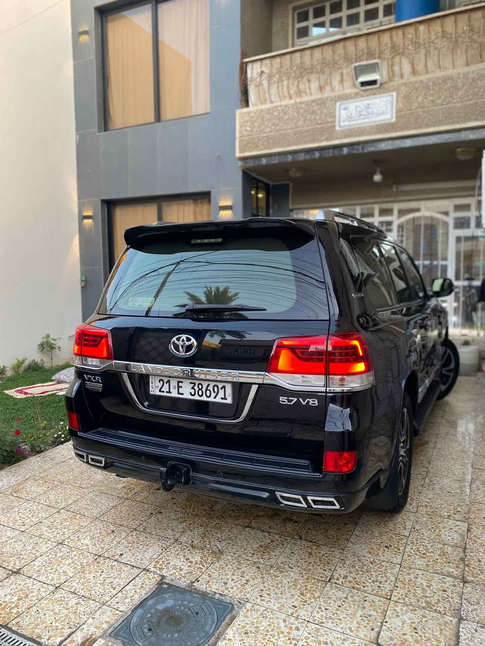 السلام عليكم

للبيع 

TOYOTA LAND CRIUSER GXR 2017

تويوتا لاندكروزر 2017 GXR 

ساز فول مواصفات 

شاشة 

كامرات 360 درجة

كشنات جلد

وباقي المواصفات الGXR معروفه

حجم المحرك V8 4.6 

رقم سليمانية بأسمي تحويل او وكالة باليعجبك
 
ماشية 112,000 KM كيلو متر

السيارة كفالة عامة  قطرة صبغ ما بيها

 الباب خلف السكن بي اصبعين PDR وما مبين والجاملغ الامامي رصعة بسيطة على وضعها

مكينة كير تبريد كلشي كفالة عامة وعلى وضع الشركة شرط السونار

السعر 45,000$ وبيها مجال

مكاني بغداد الأمين الثانية

للأستفسار

*********** رقمي

