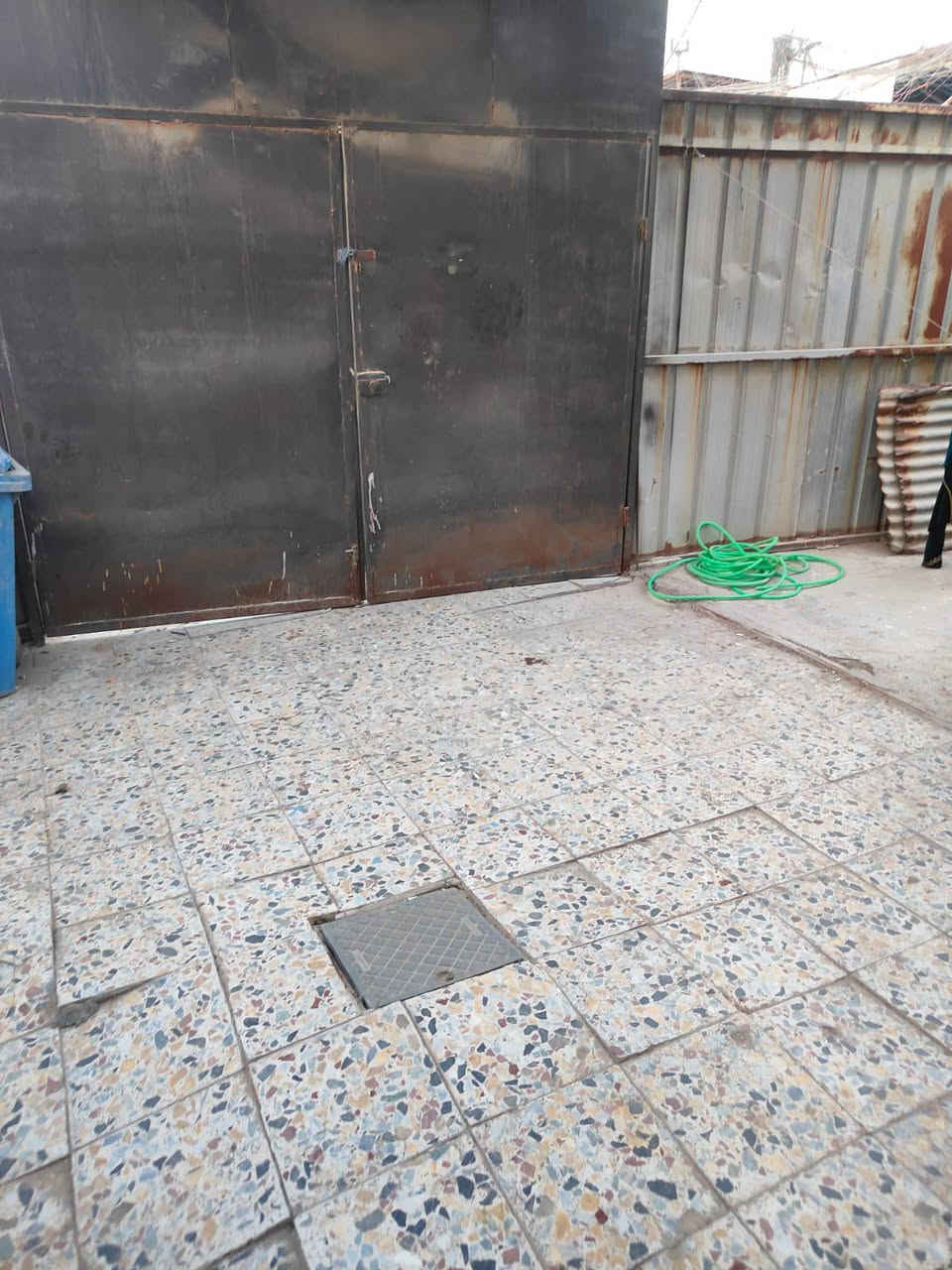 عقار 75 متر  طابو ملك صرف في بغداد الشعب الديوان شارع 40 قرب مدرسه العراق الجديد العقار موقعه ركن بصف الشارع العام يحتوي علا هول وغرفه وحولي وحمام داخلي وحمام خارجي الطابق الثاني يحتوي علا غرفتين وحمام للاستفسار أكثر الاتصال على الرقم ***********
