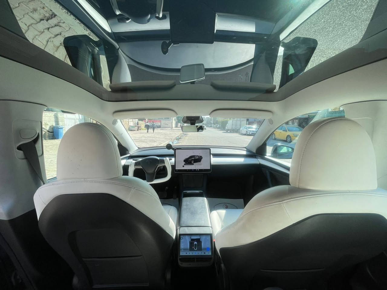 تسلا مودل y
1 الستيرن 
2 اضافة الشاشة الخلفية 
3 ضوء اليدة 
 التفاصيل والمواصفات
​الموديل: Tesla Model Y
​سنة الصنع: 2023
​عدد المقاعد: 7 ركاب (عائلية) 👨‍👩‍👧‍👦
​المسافة المقطوعة: 50,000 كم فقط.
​الحالة: أون لاين (نظيفة جداً).
​نظام القيادة: متطور مع كامل تقنيات تسلا المعروفة. 
الحادث : موضح بل صورة جزء الخلفي فقط 
مواصفات : السيارة مليانة مواصفات ماتنعد ولا تحصه شنو ابالك موجود 
الرقم : بغداد وجاهز 
​السعر المطلوب:
​💰 23,000 دولار أمريكي (شدتين و30 ورقة)
​📱 للتواصل والاستفسار:
يرجى الاتصال على الرقم التالي:
***********
